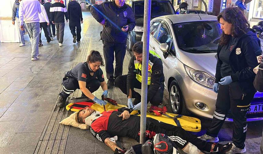İki otomobilin arasından geçerken kaza yapan motosiklet sürücüsü yaralandı