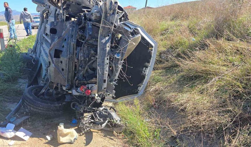 Vezirköprü'de hafif ticari araç şarampole devrildi: 1 yaralı