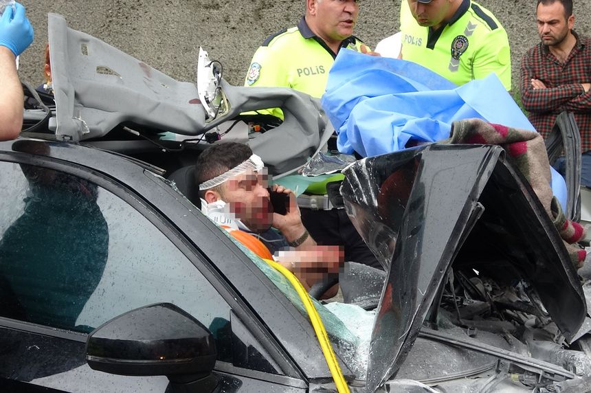 TEM’de feci kaza: paramparça olan otomobilde dakikalarca telefonda konuştu