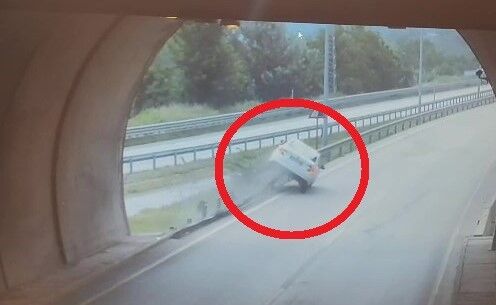 Bariyerlere çıkıp iki teker üstünde metrelerce ilerledi