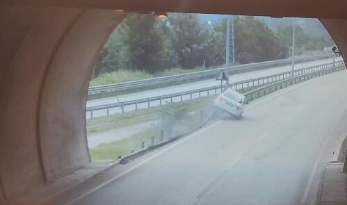Bariyerlere çıkıp iki teker üstünde metrelerce ilerledi