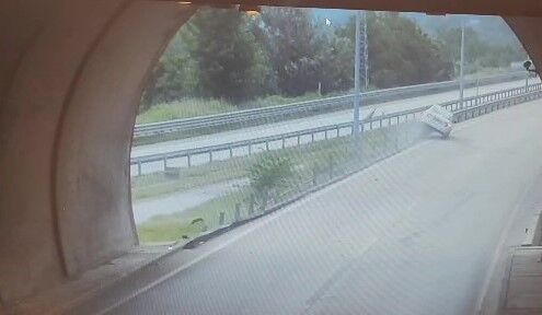 Bariyerlere çıkıp iki teker üstünde metrelerce ilerledi
