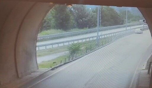 Bariyerlere çıkıp iki teker üstünde metrelerce ilerledi