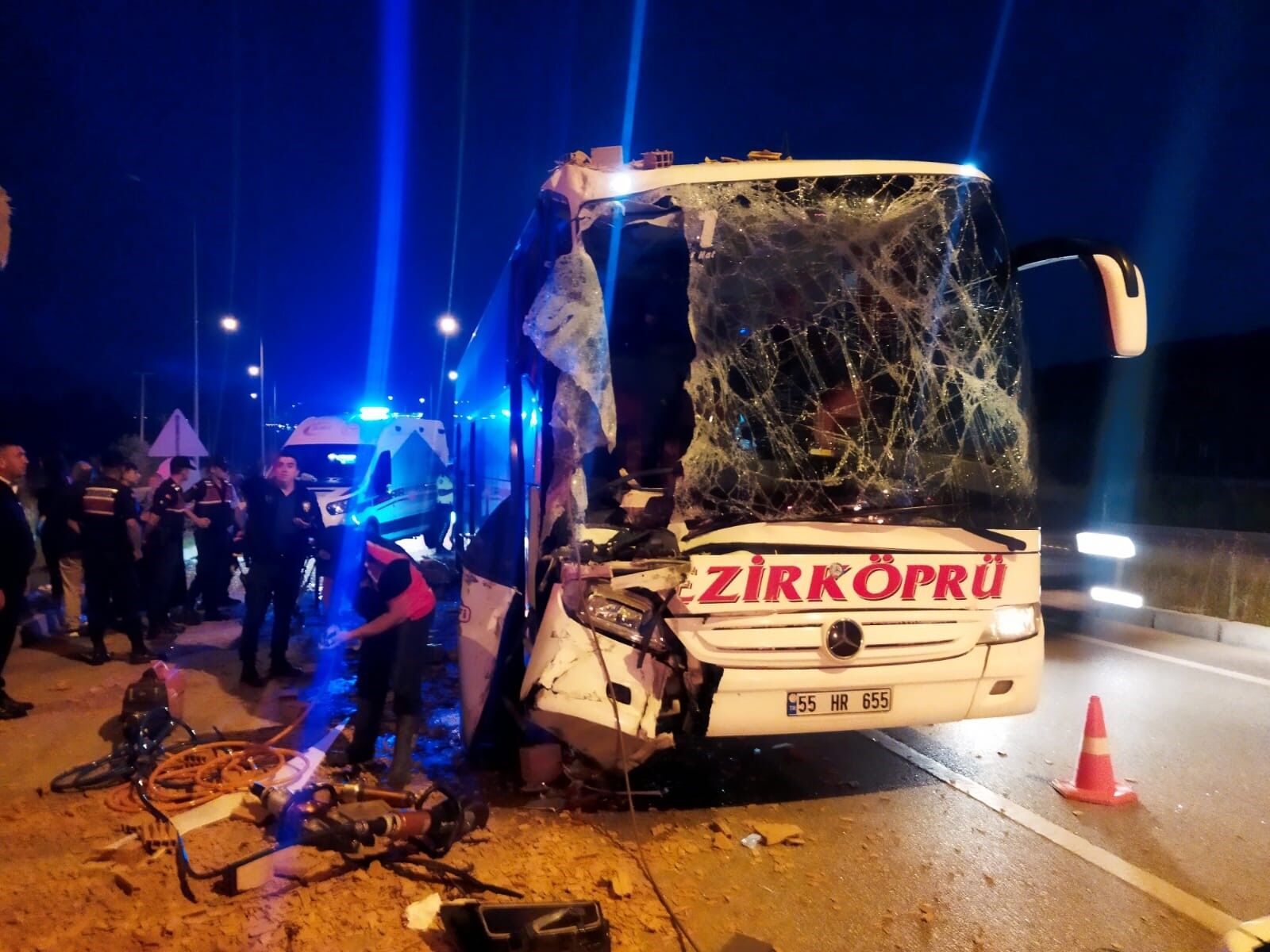 Yolcu otobüsü tuğla yüklü tıra çarptı