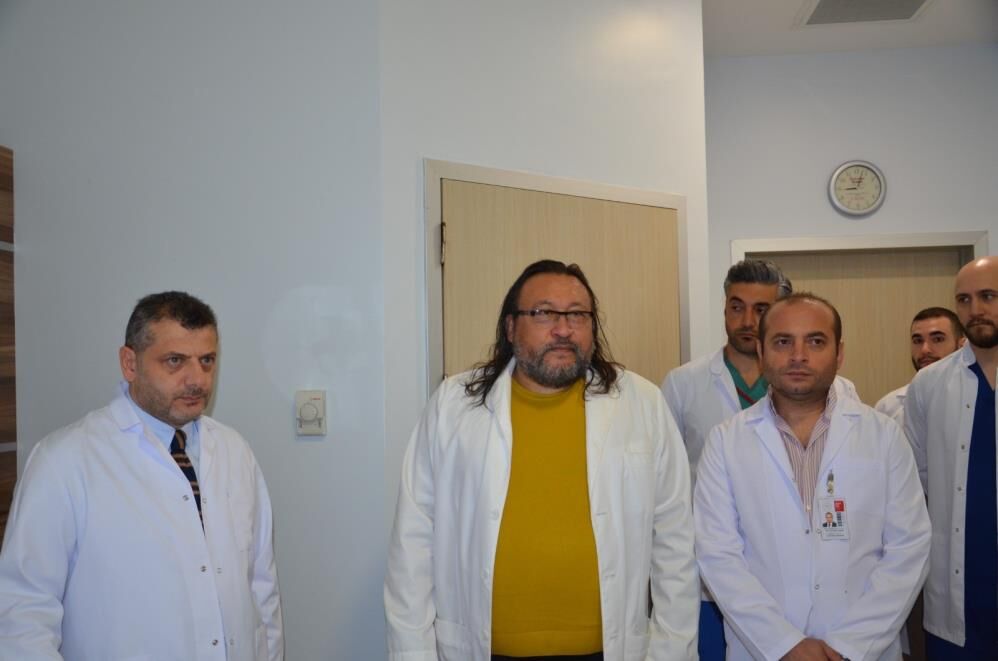 Ayakları ağrıdığı için gitti, uyluk kemiğinden 8,9 kilo tümör çıktı