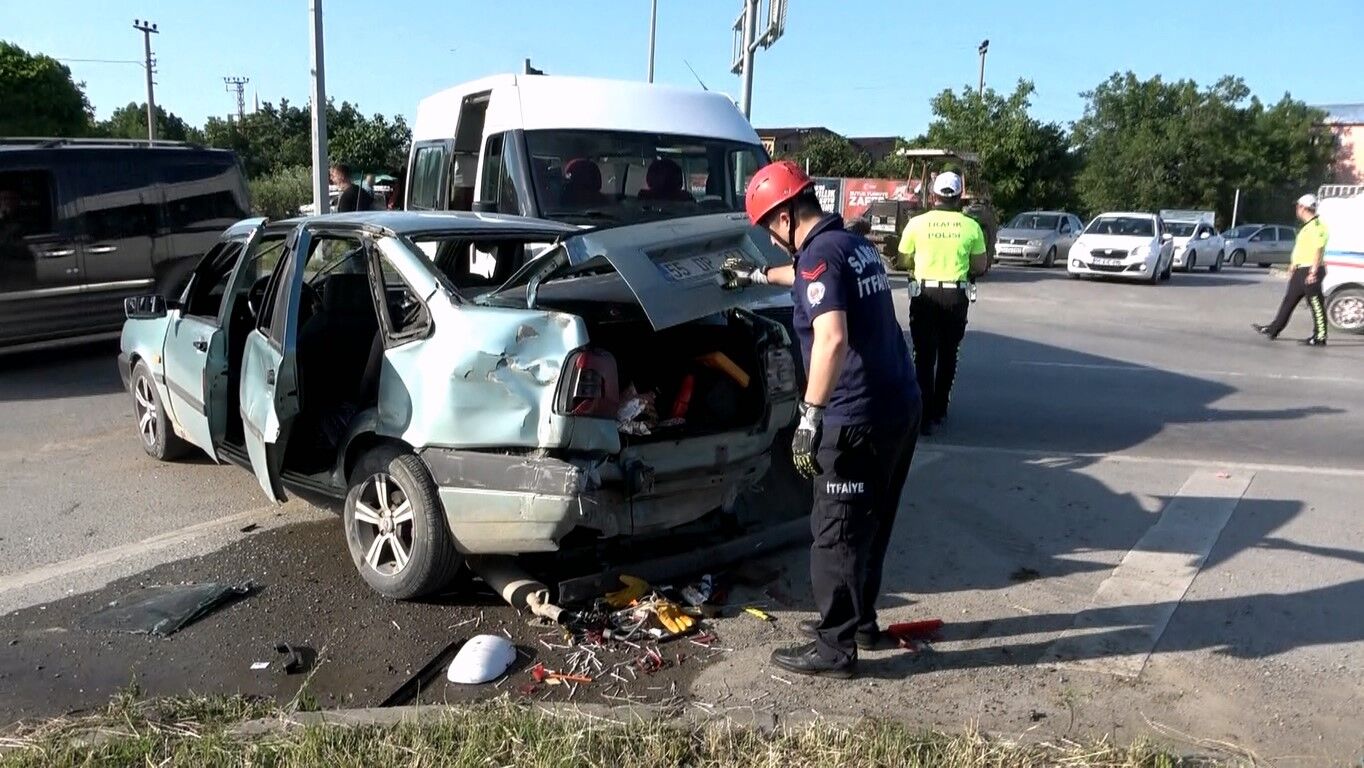 Bafra’da minibüs kavşakta iki araca çarptı