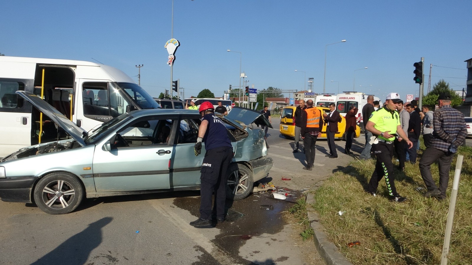 Bafra’da minibüs kavşakta iki araca çarptı