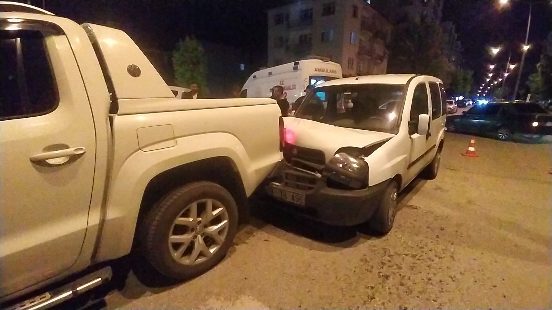 Çorum'da kontrolden çıkan araç park halindeki kamyonete çarptı