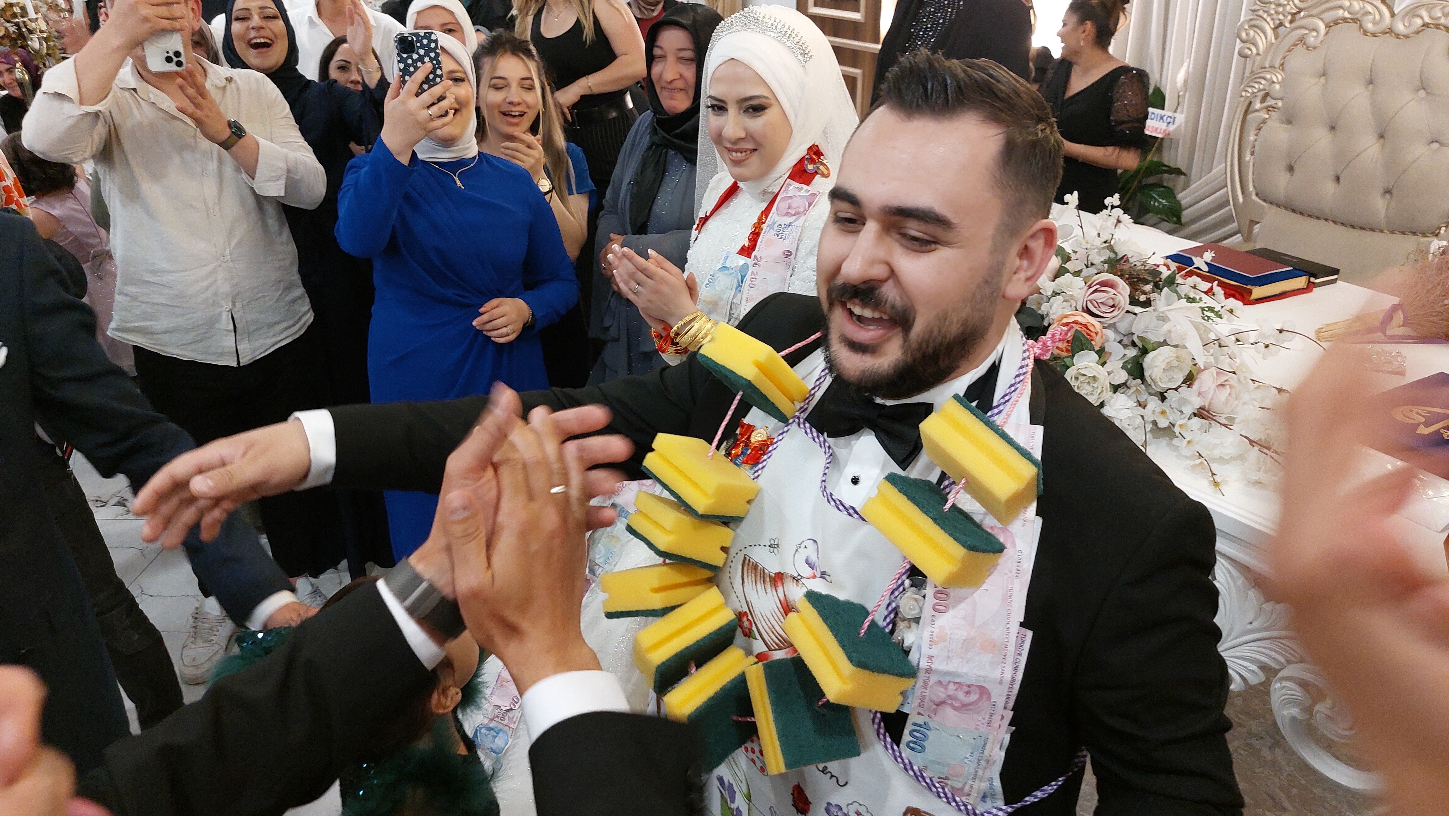 Gelinliğiyle karaciğer nakli olan dayısını hastanede ziyaret etti