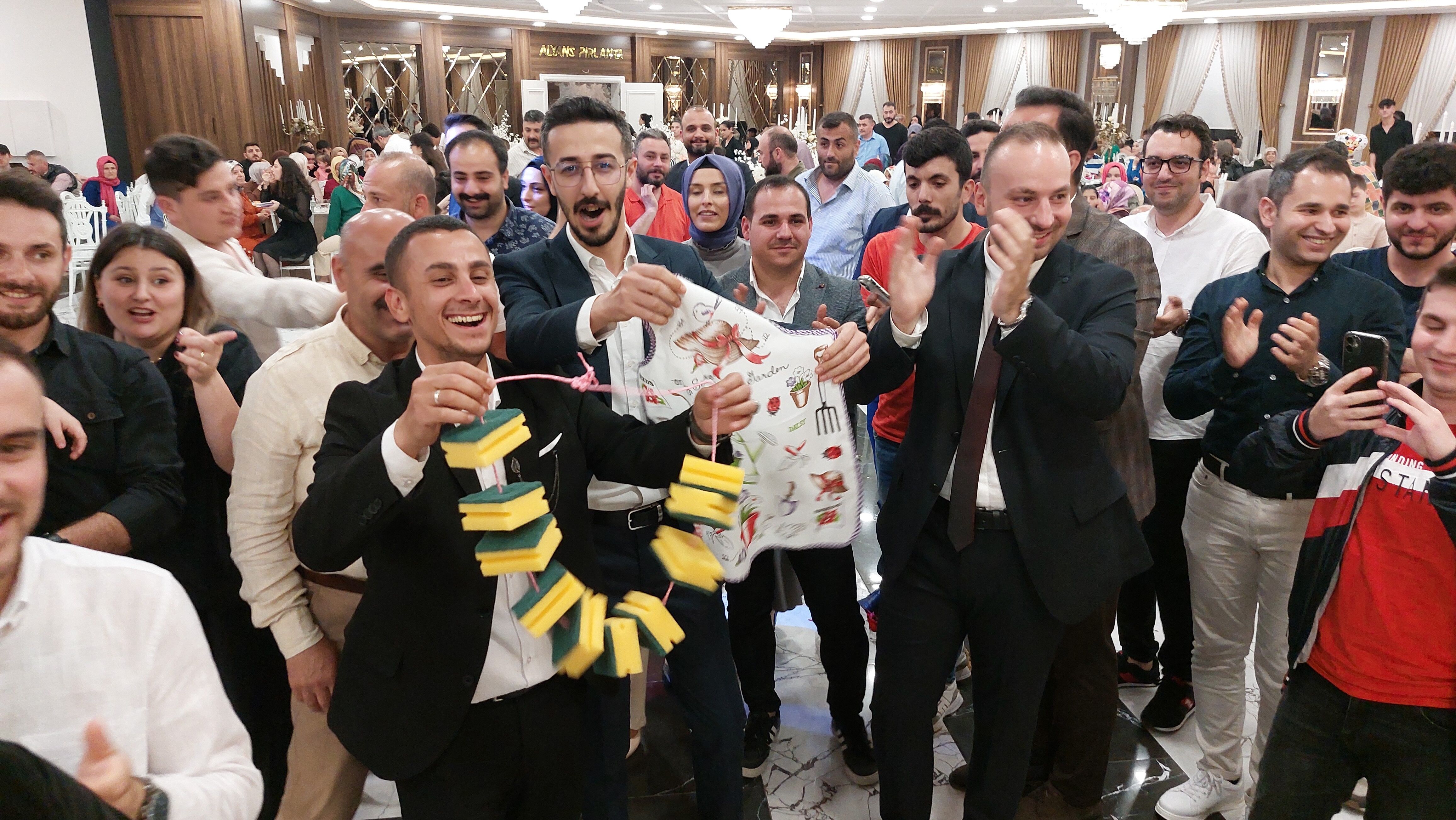 Gelinliğiyle karaciğer nakli olan dayısını hastanede ziyaret etti