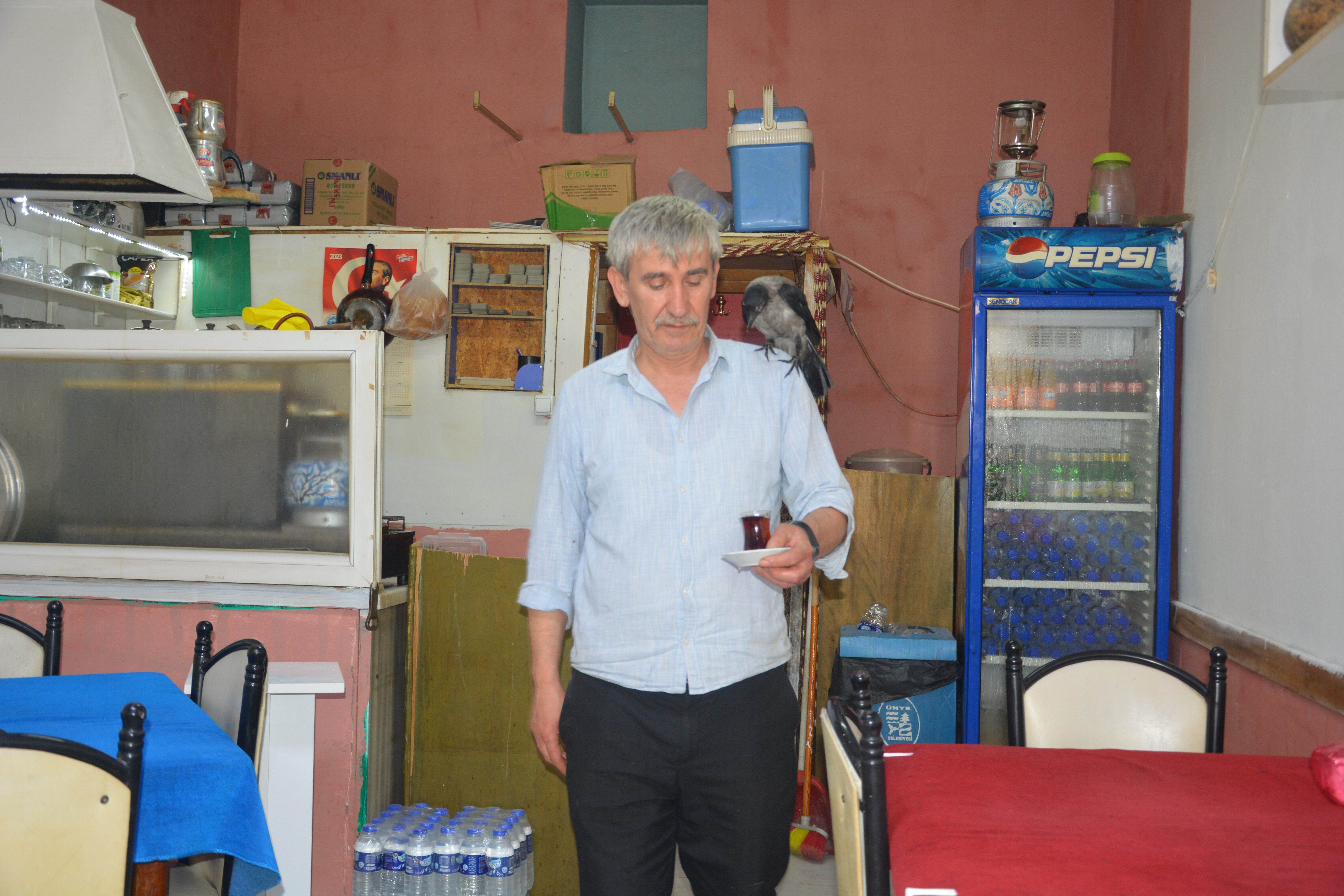 karga ile sahibinin ilginç dostluğu