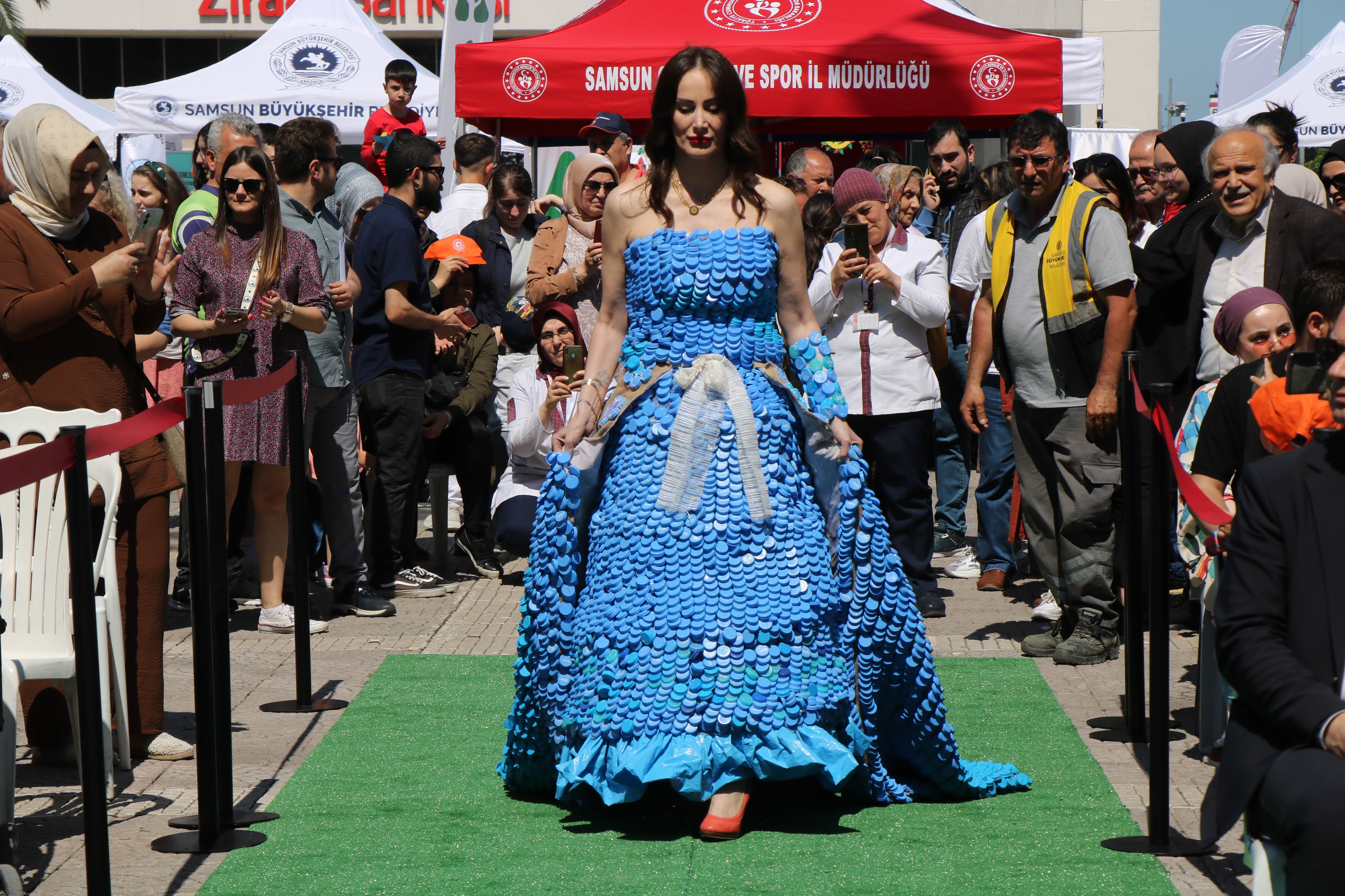 Samsun'da 10 bin kapaktan yapılan elbise Guinness’e aday