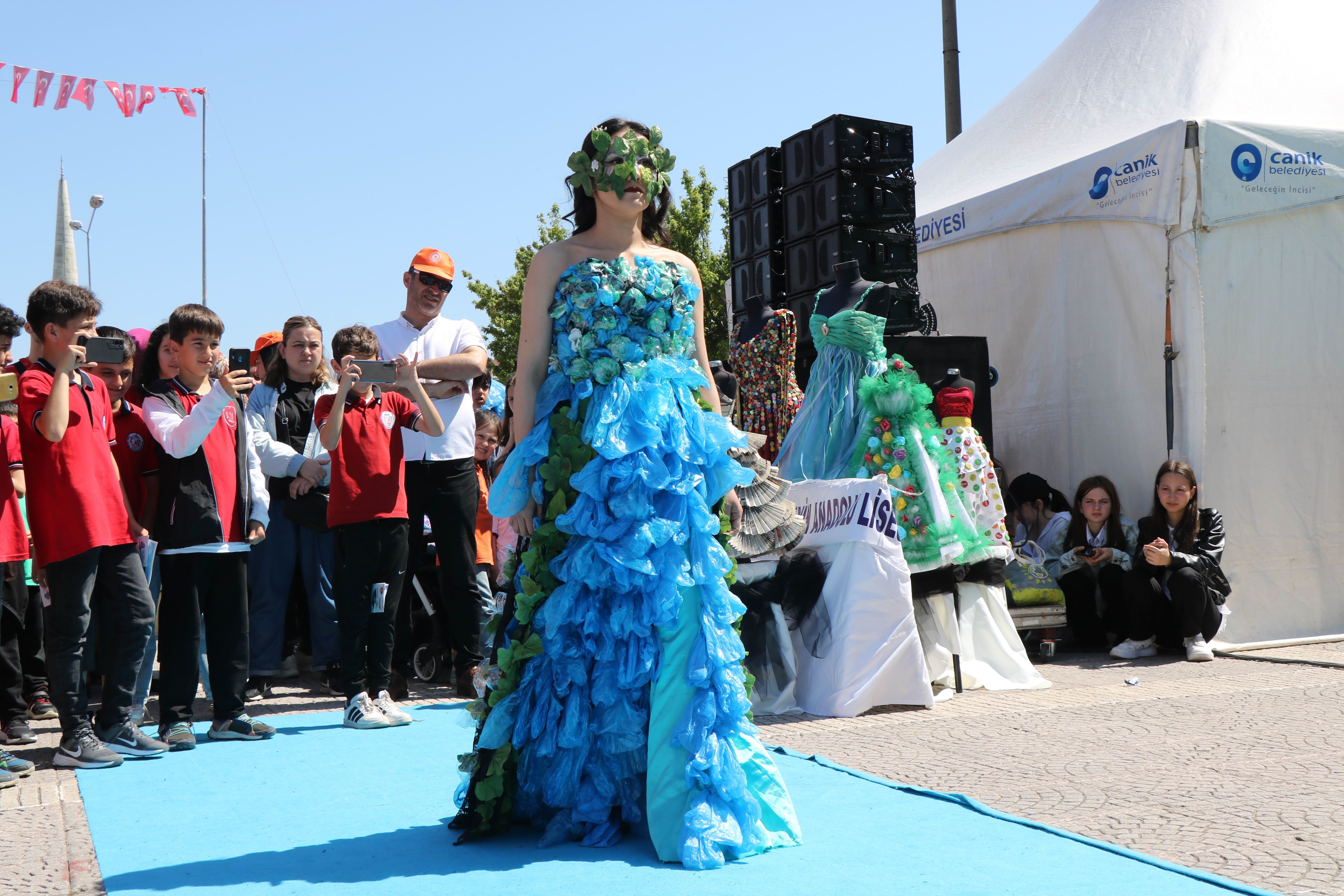 Samsun'da 10 bin kapaktan yapılan elbise Guinness’e aday