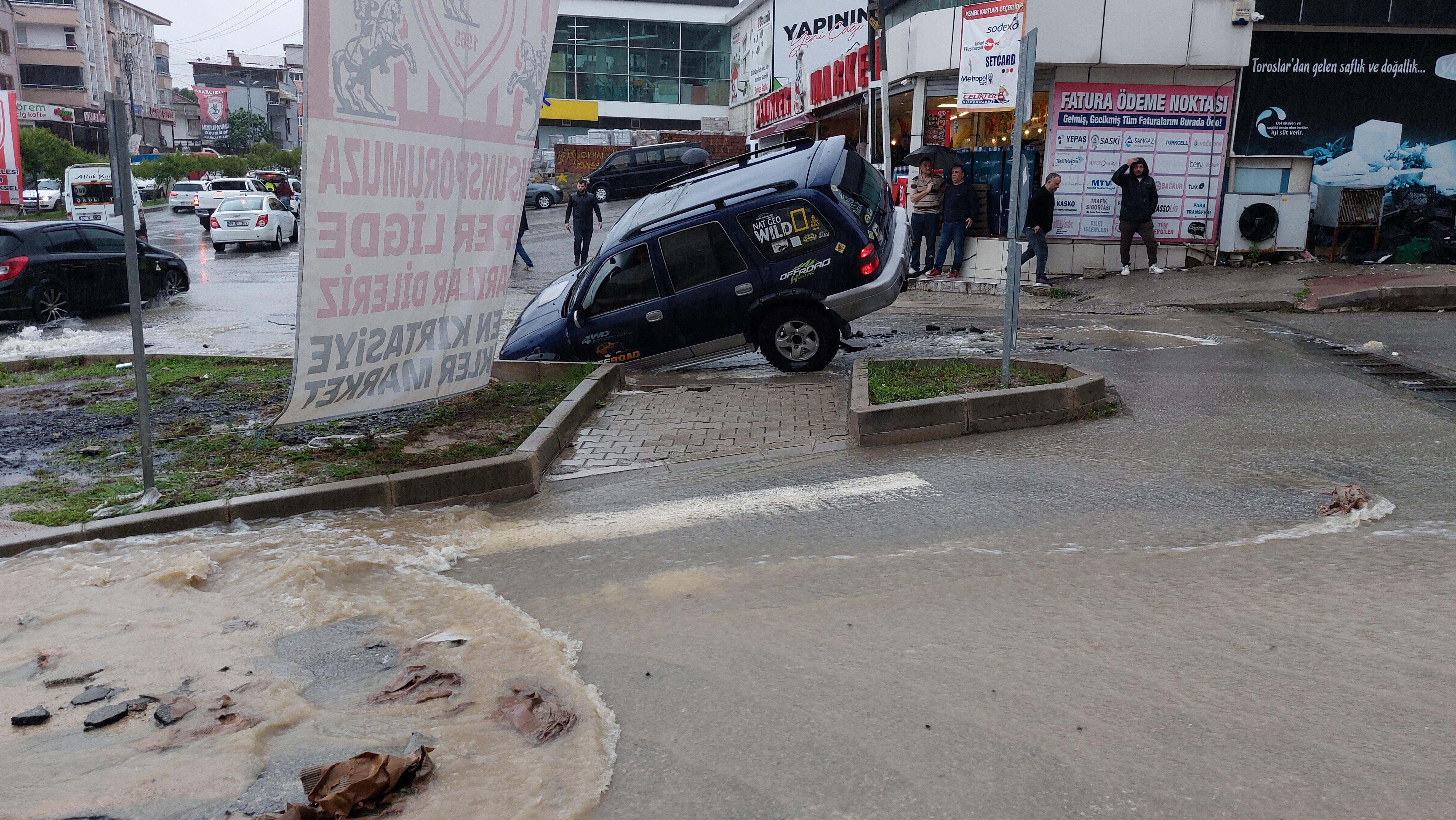 Yollar çöktü, araçlar yolda kaldı