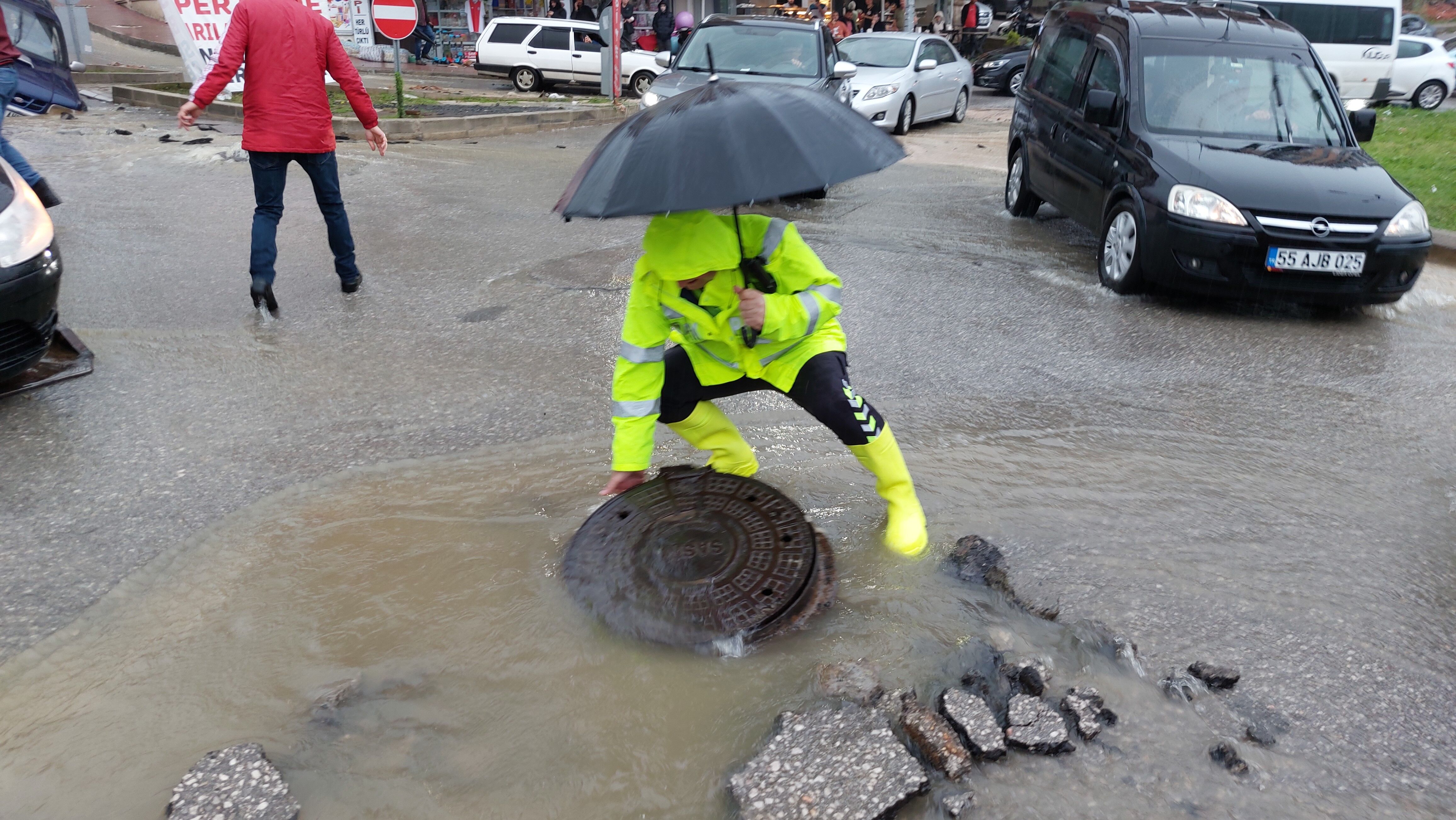 Yollar çöktü, araçlar yolda kaldı