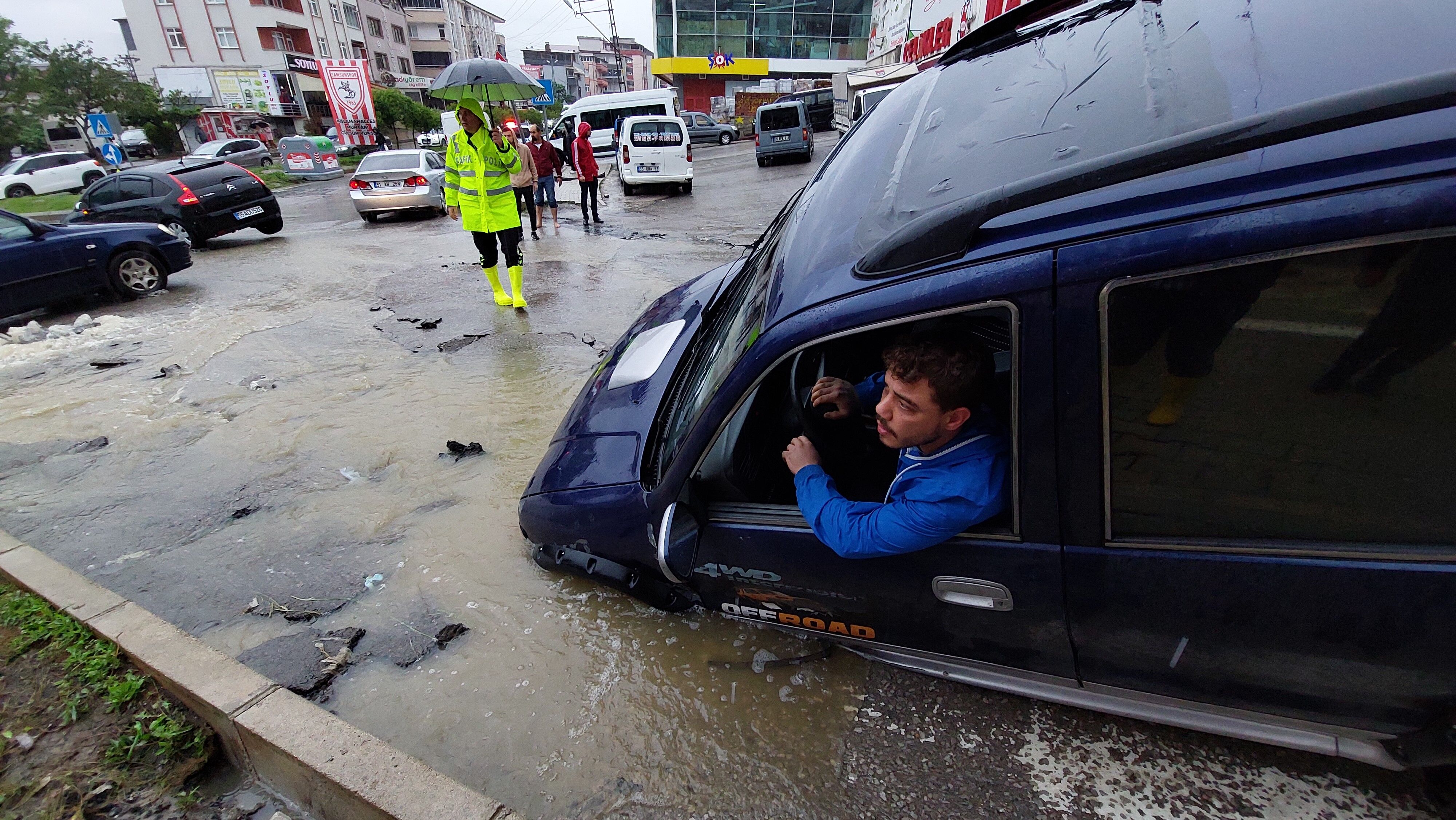 Yollar çöktü, araçlar yolda kaldı