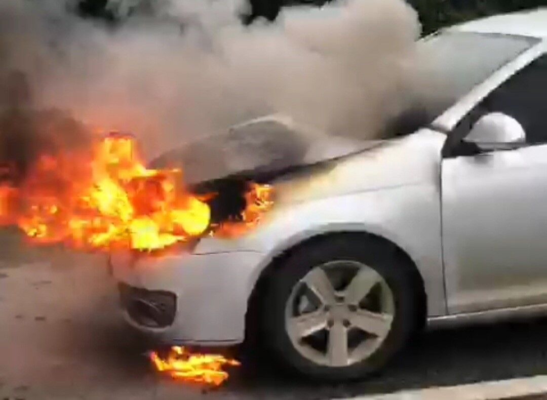 Samsun'da seyir halindeki otomobil alev alev yandı
