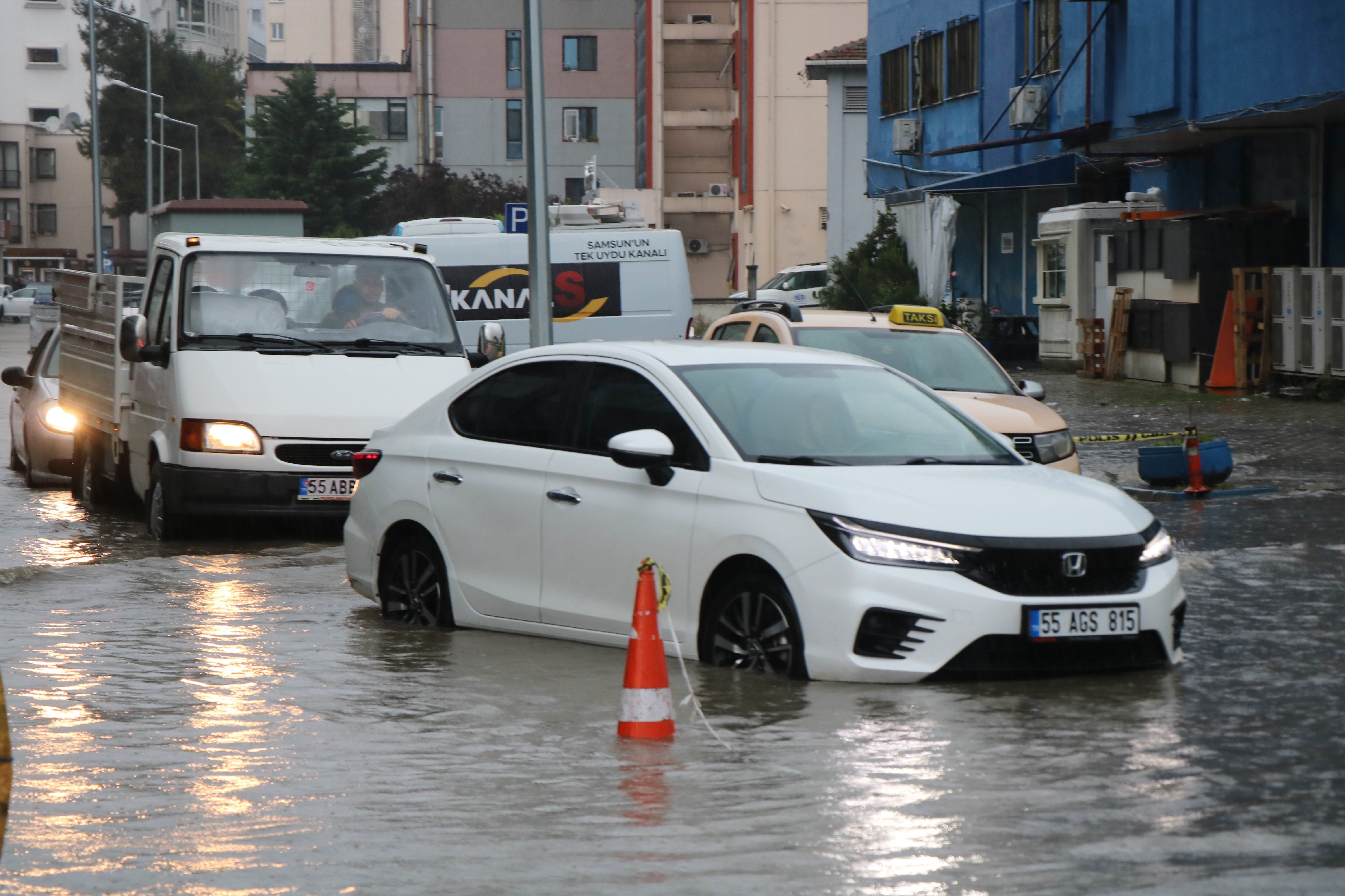 Samsun’u sağanak vurdu