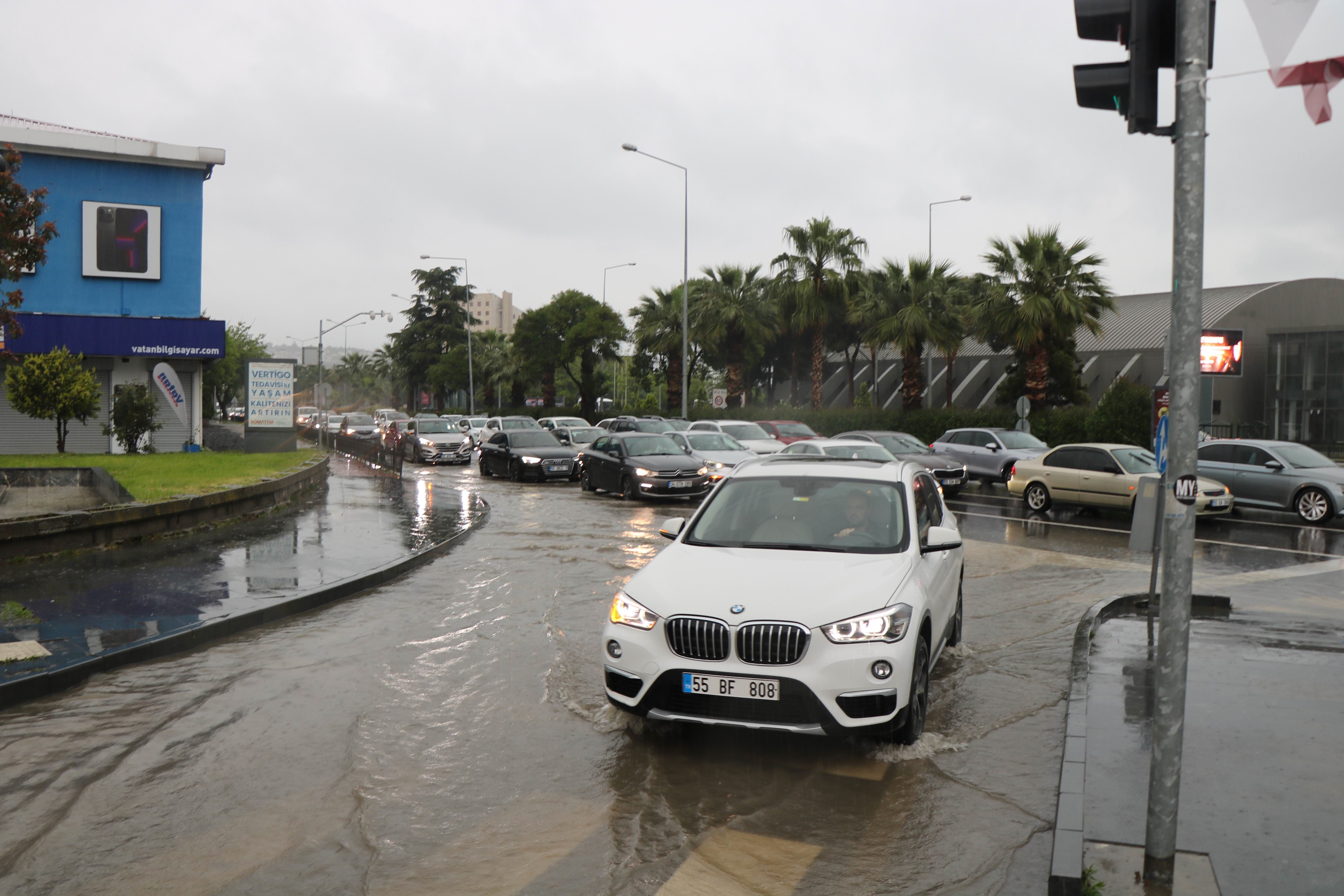 Samsun’u sağanak vurdu