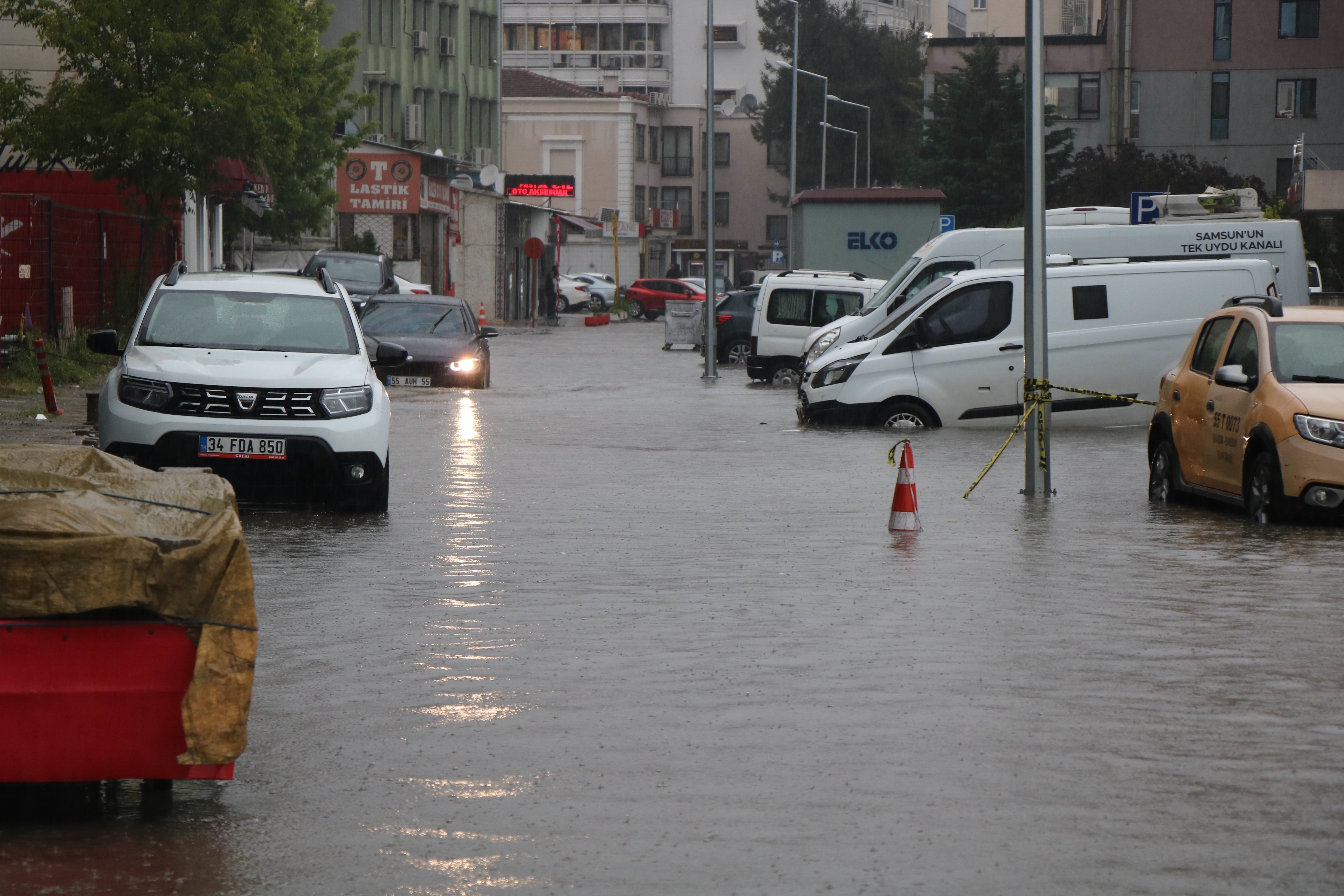 Samsun’u sağanak vurdu