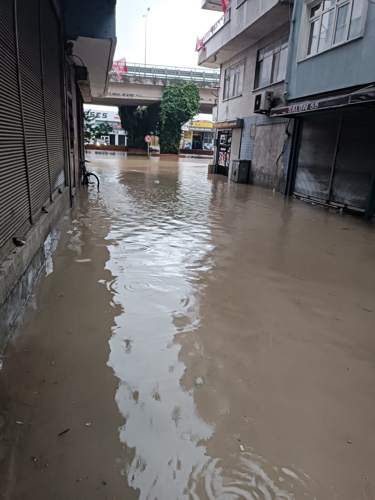 Samsun’u yine sel vurdu