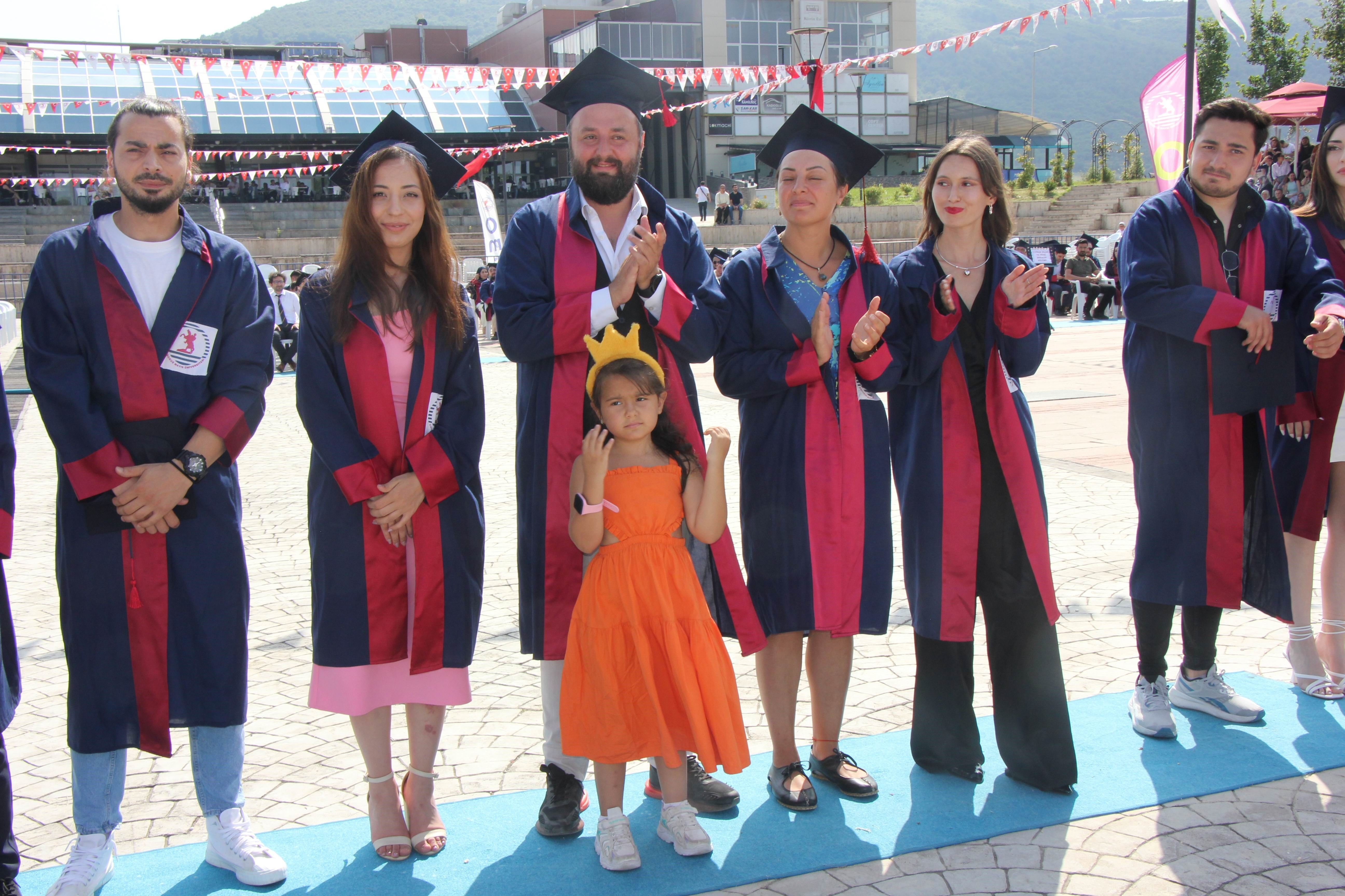 Abla-kardeş aynı fakülteden birlikte mezun oldu