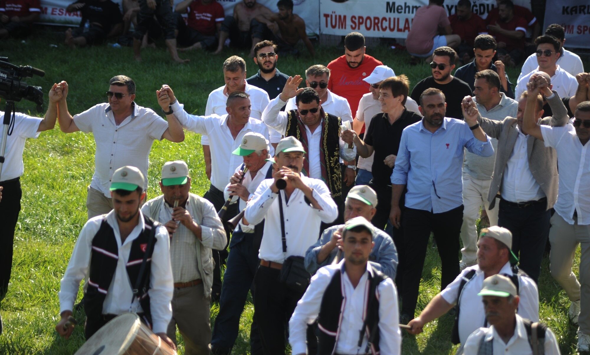 Alaçam güreşlerinde başpehlivan Yusuf Can Zeybek