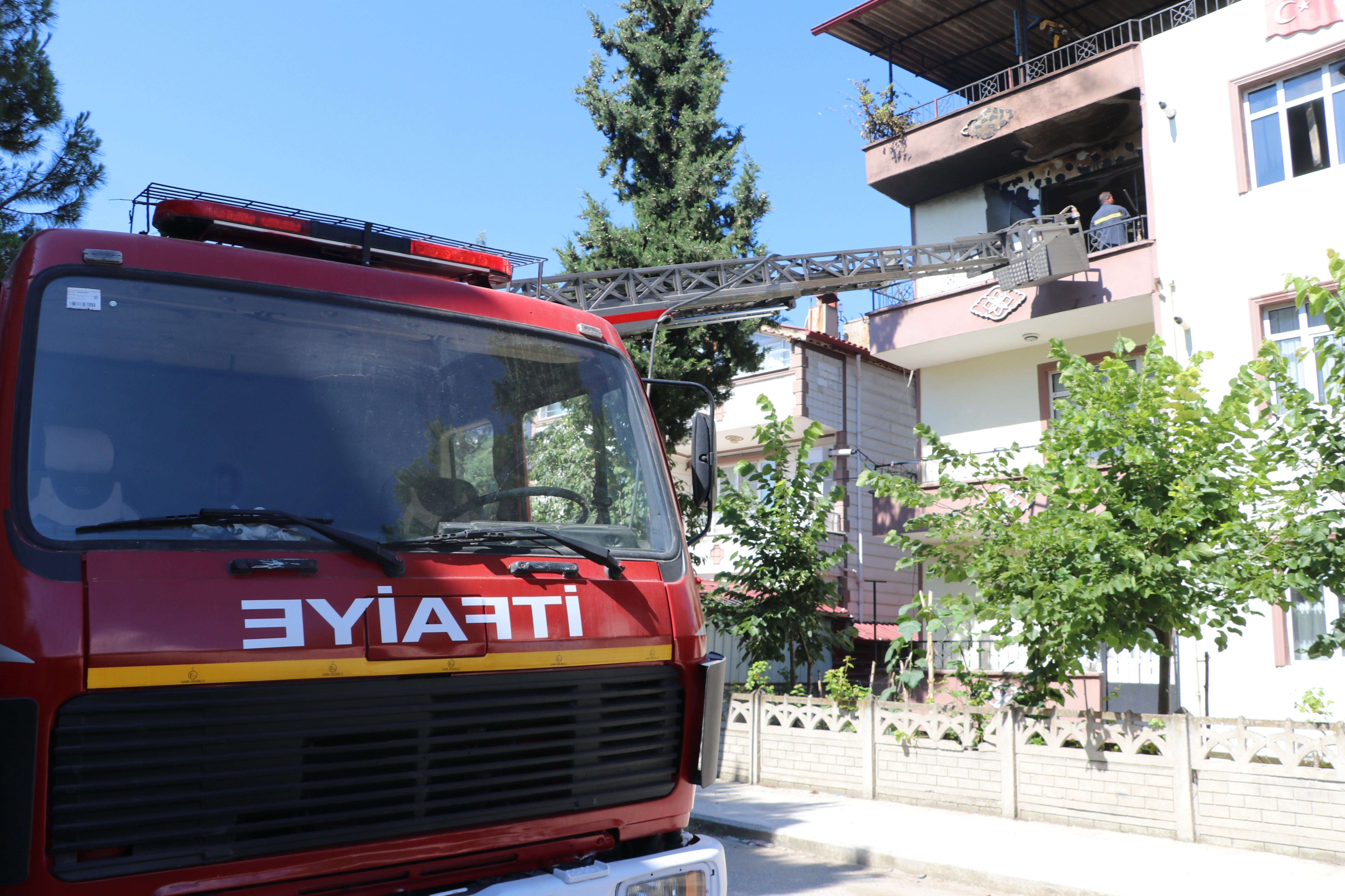 Amasya Taşova ilçesinde üç katlı binada yangın