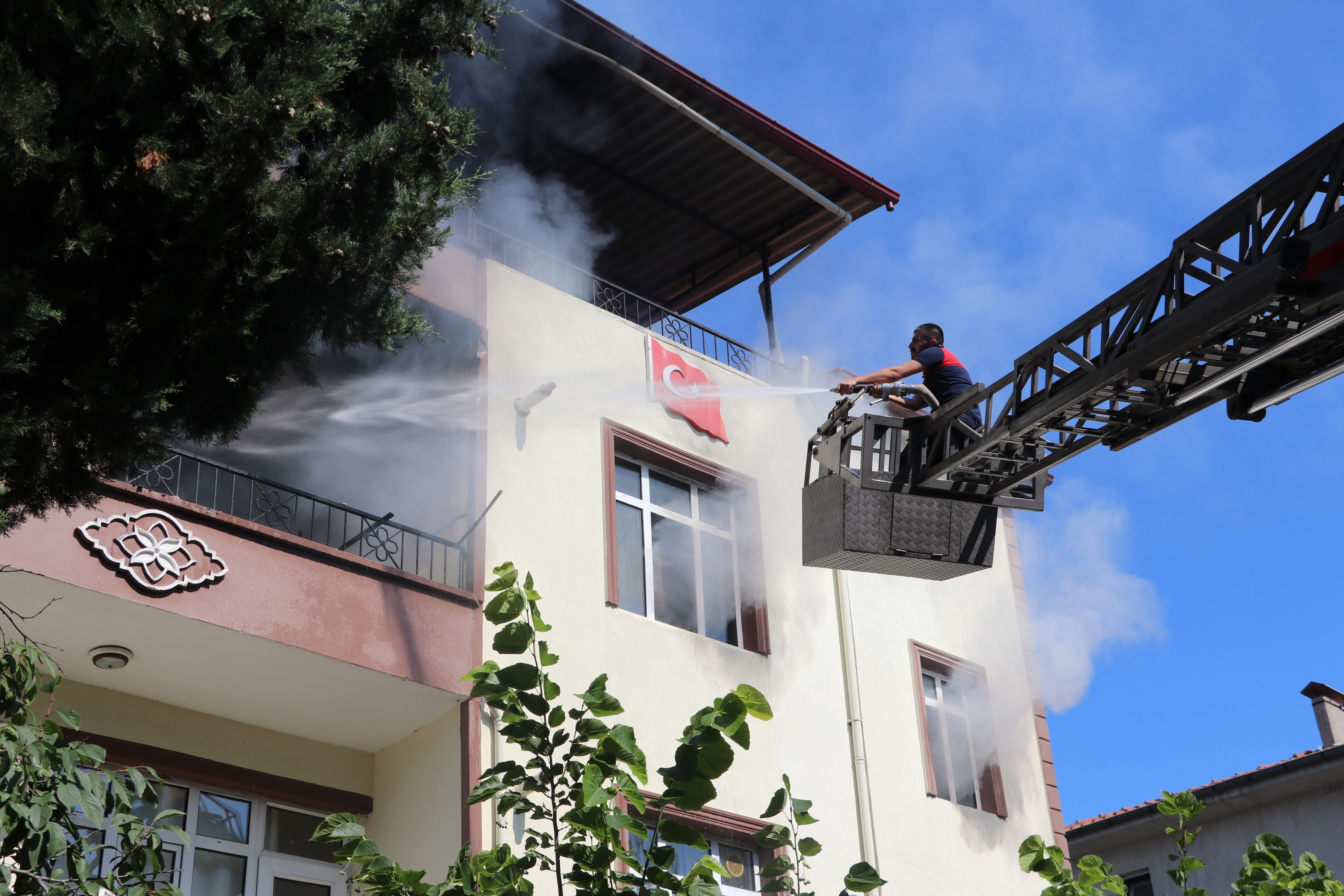 Amasya Taşova ilçesinde üç katlı binada yangın