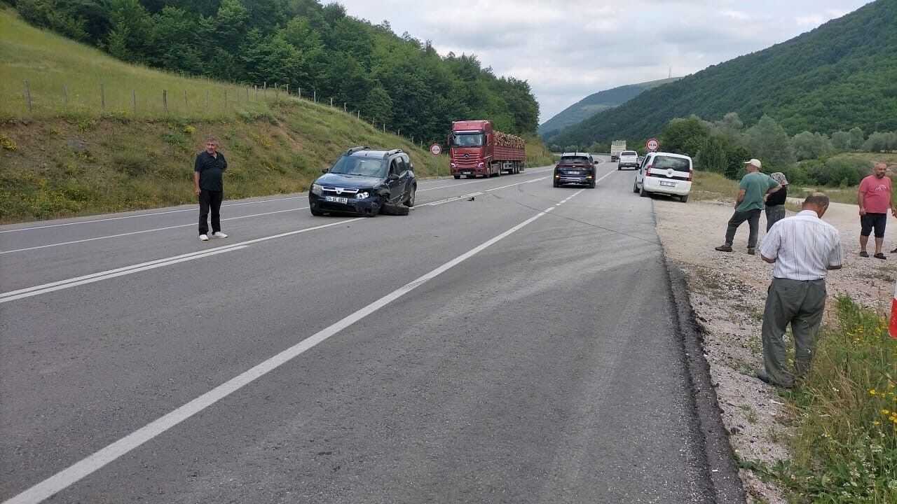 Amasya’da kaza; İki otomobil çarpıştı
