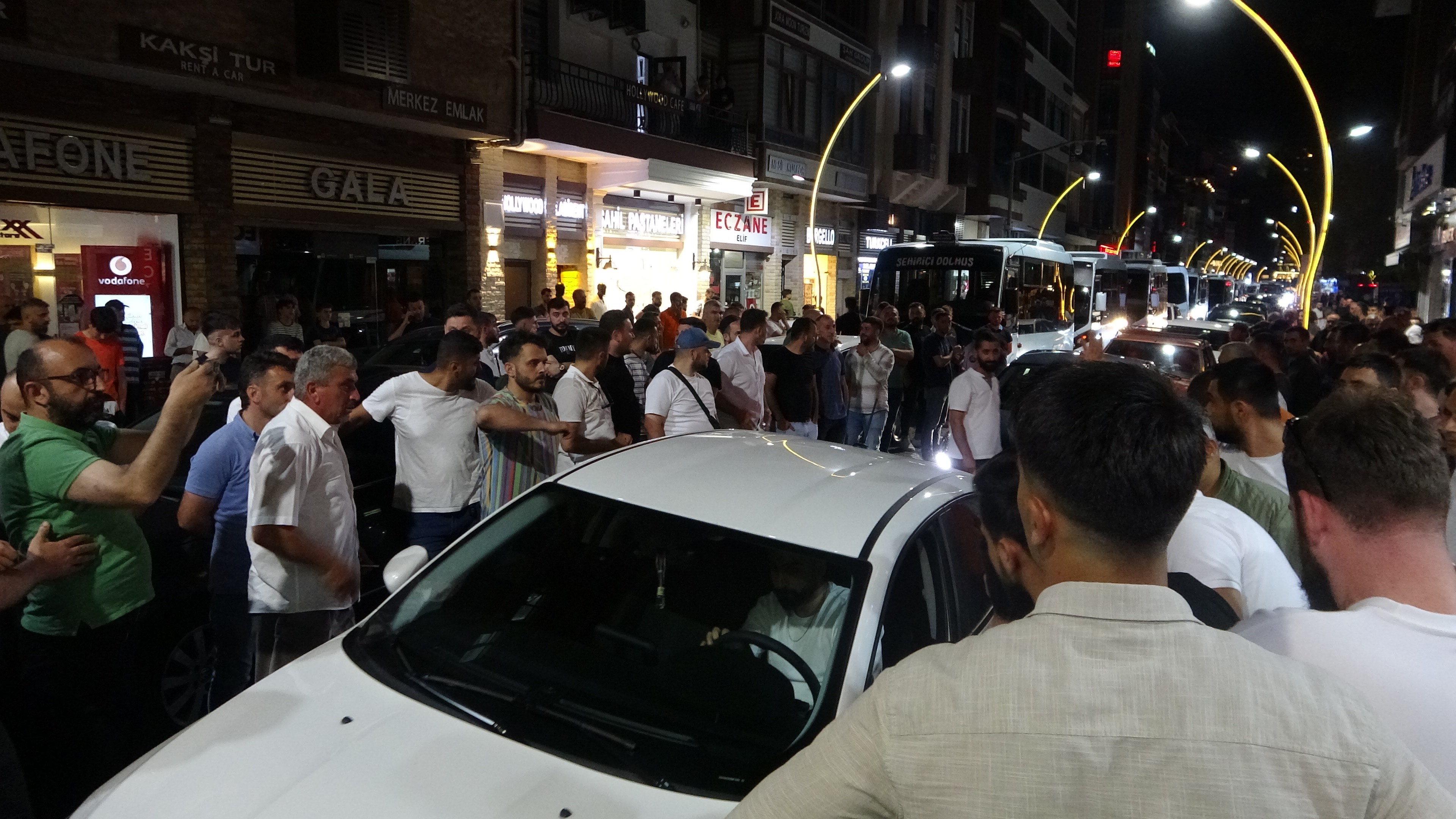 Rize’de başkanları gözaltına alınan minibüsçüler eylem yaaptı