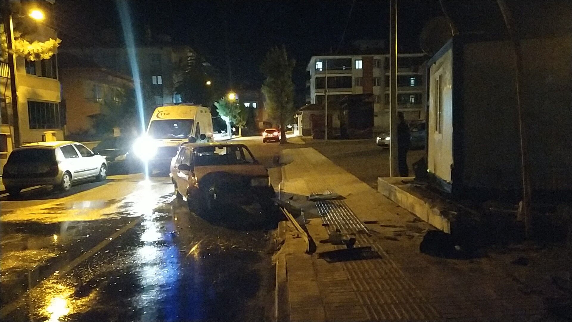Çorum'da yoldan çıkan otomobil zabıta kulübesine daldı
