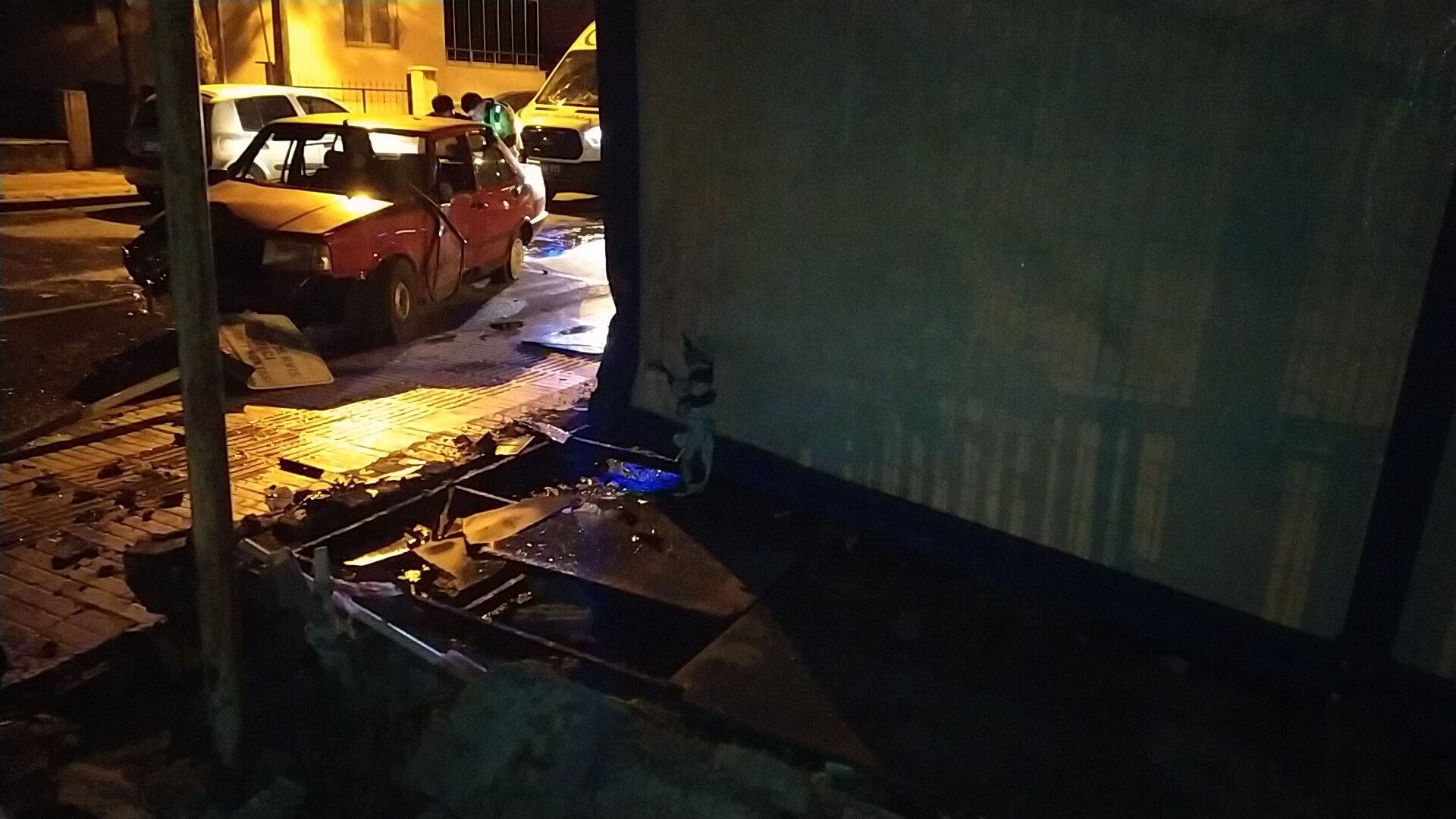 Çorum'da yoldan çıkan otomobil zabıta kulübesine daldı