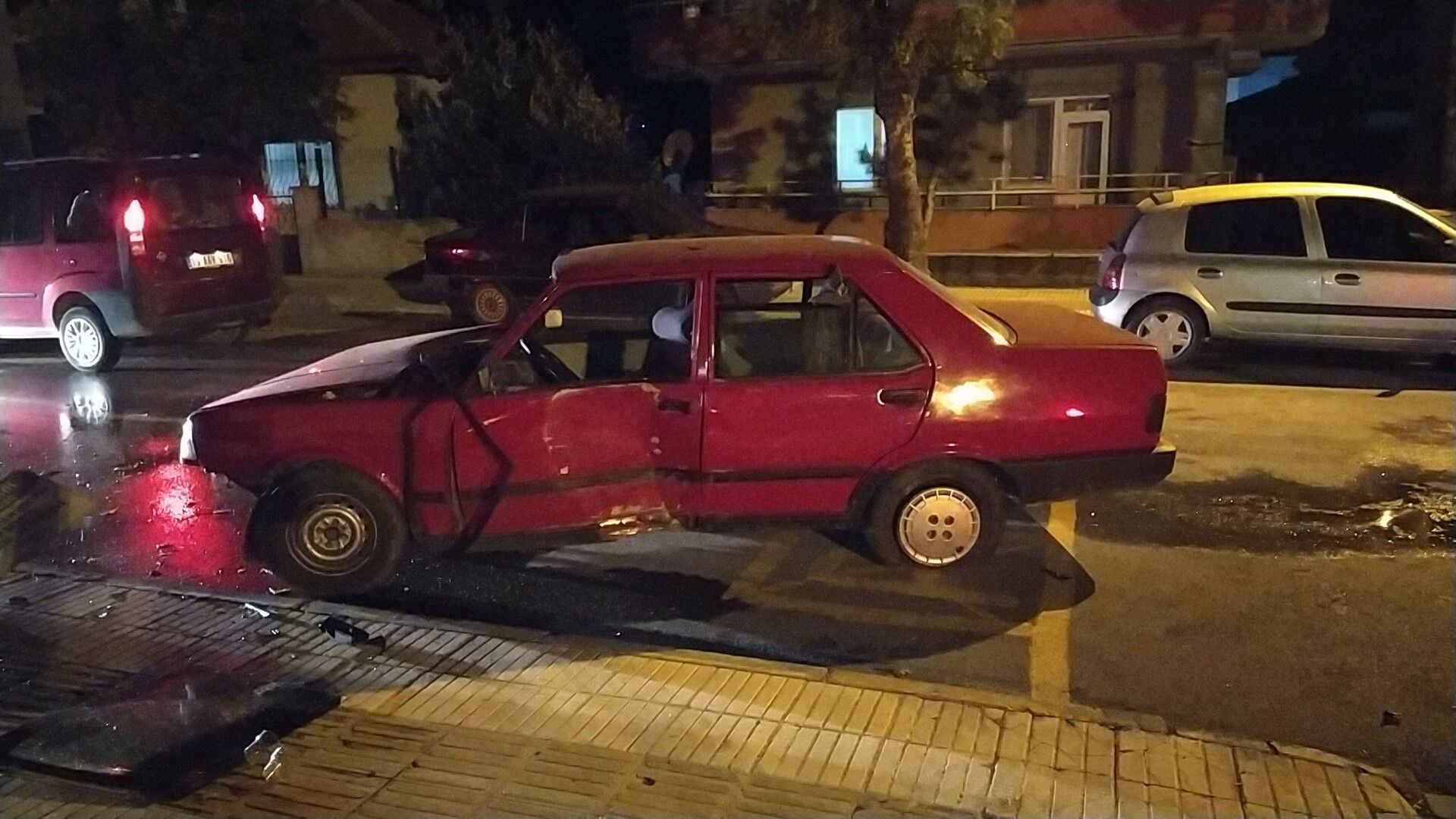 Çorum'da yoldan çıkan otomobil zabıta kulübesine daldı