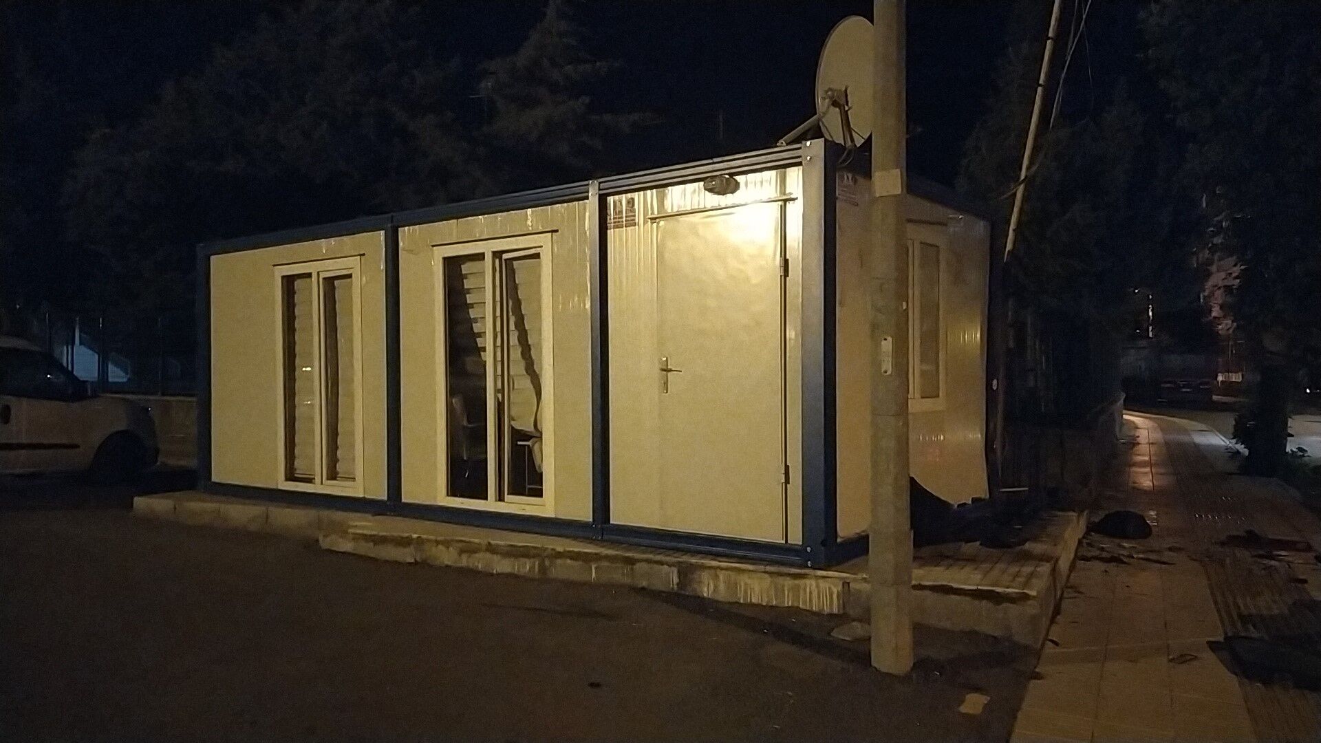 Çorum'da yoldan çıkan otomobil zabıta kulübesine daldı