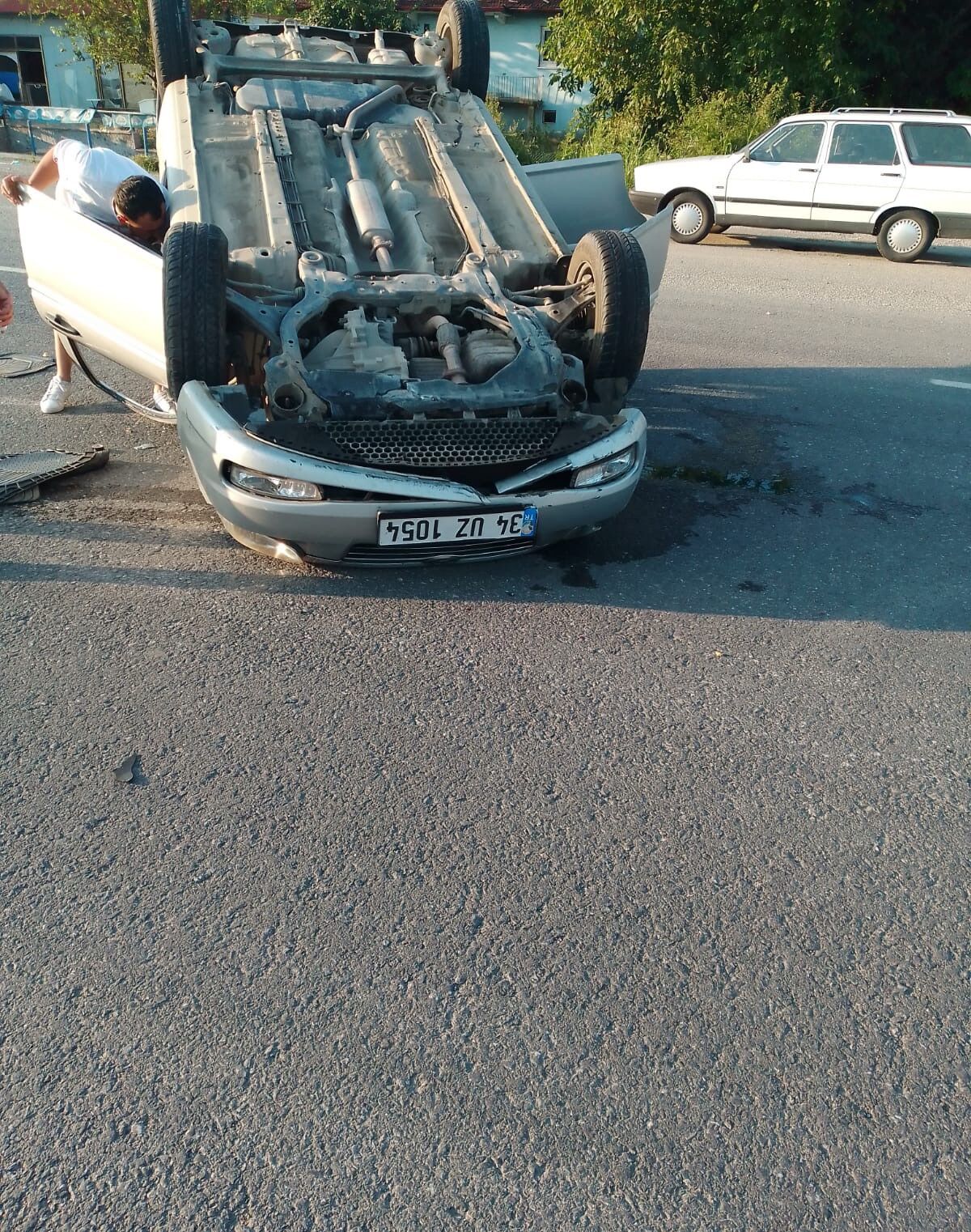 Bariyerleri aştı, karşı şeritte takla atarak durabildi