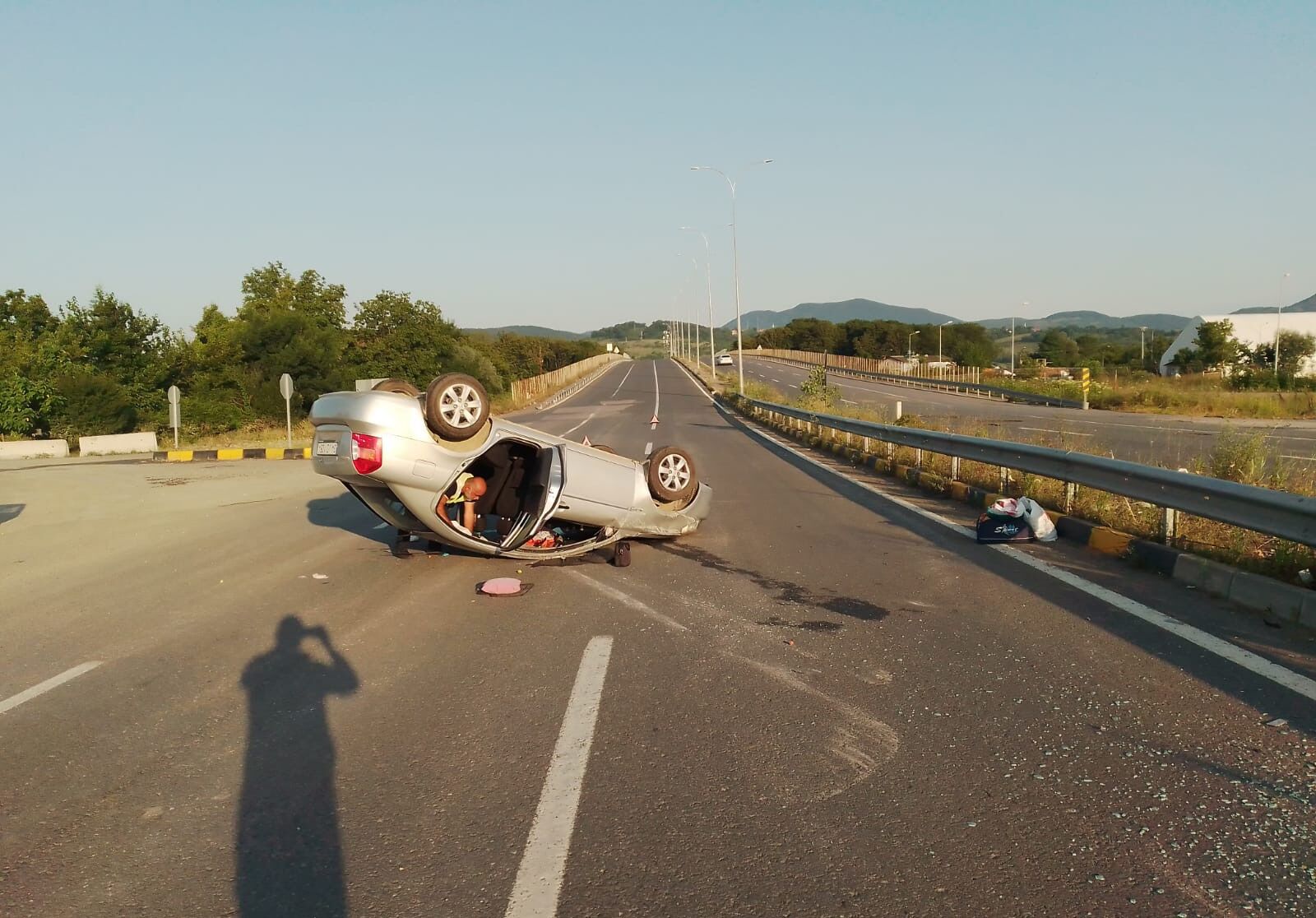 Bariyerleri aştı, karşı şeritte takla atarak durabildi
