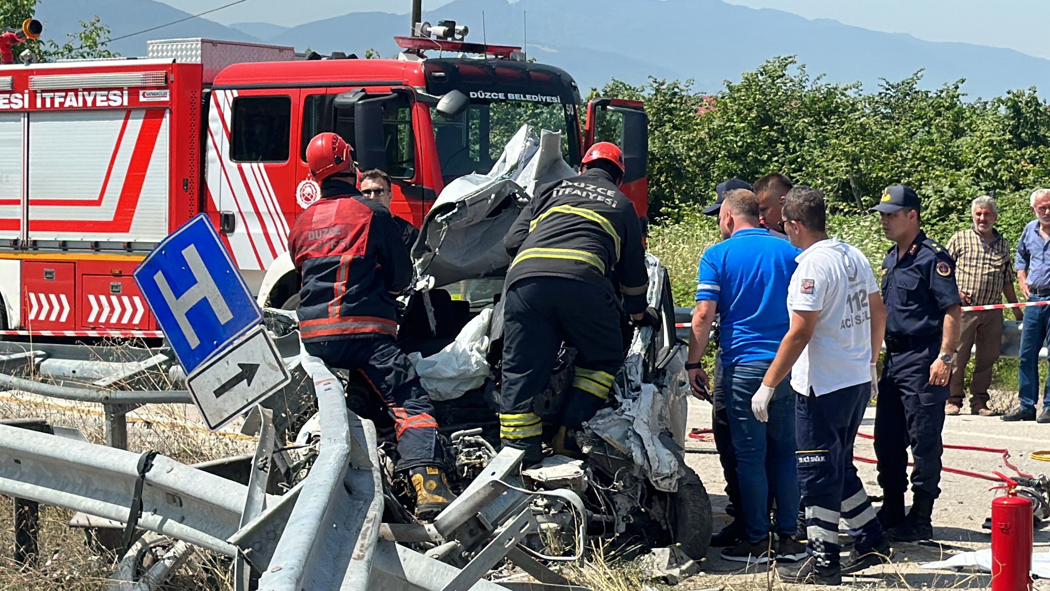 Bariyerlere saplanan otomobil paramparça oldu