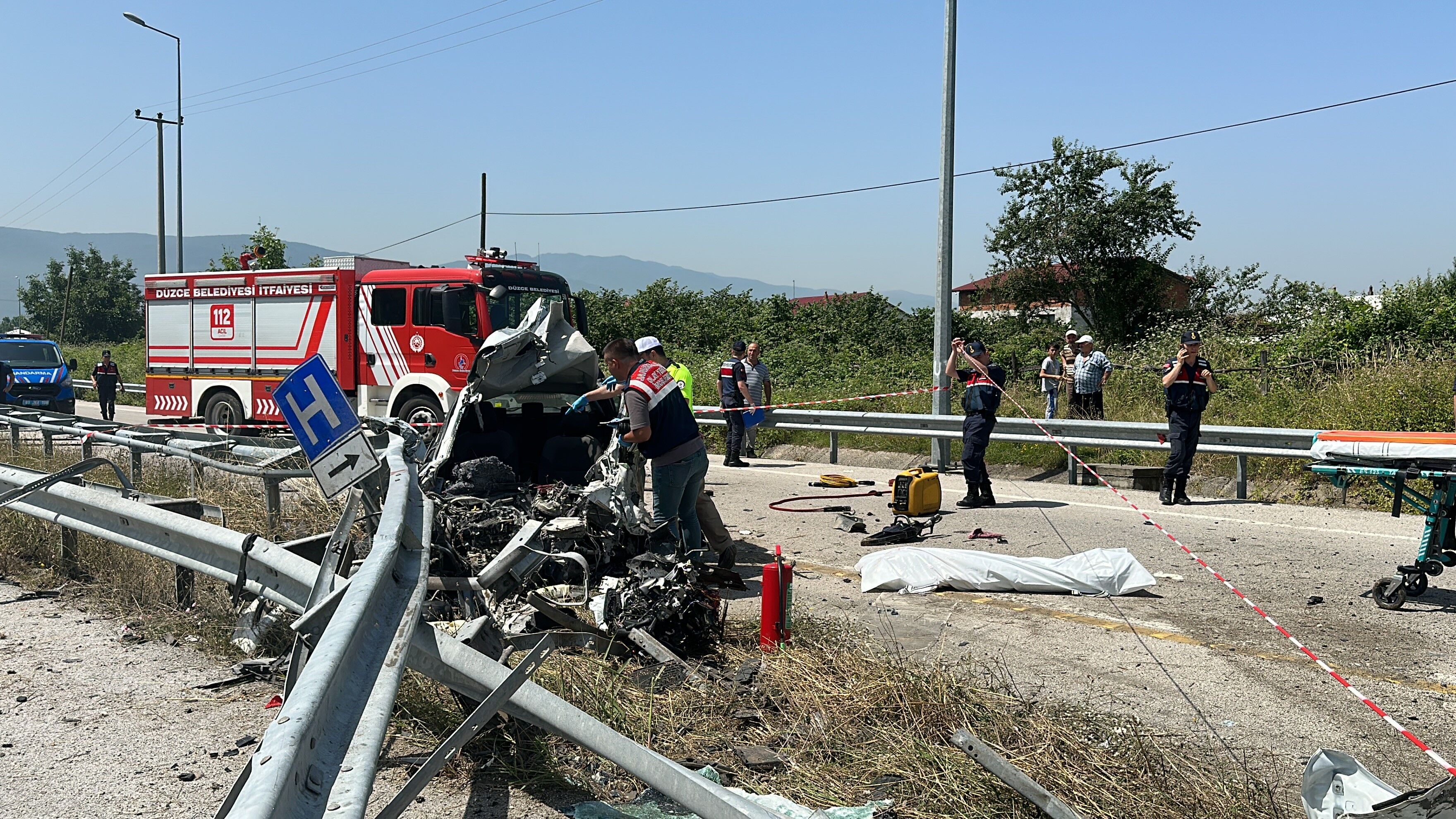 Bariyerlere saplanan otomobil paramparça oldu