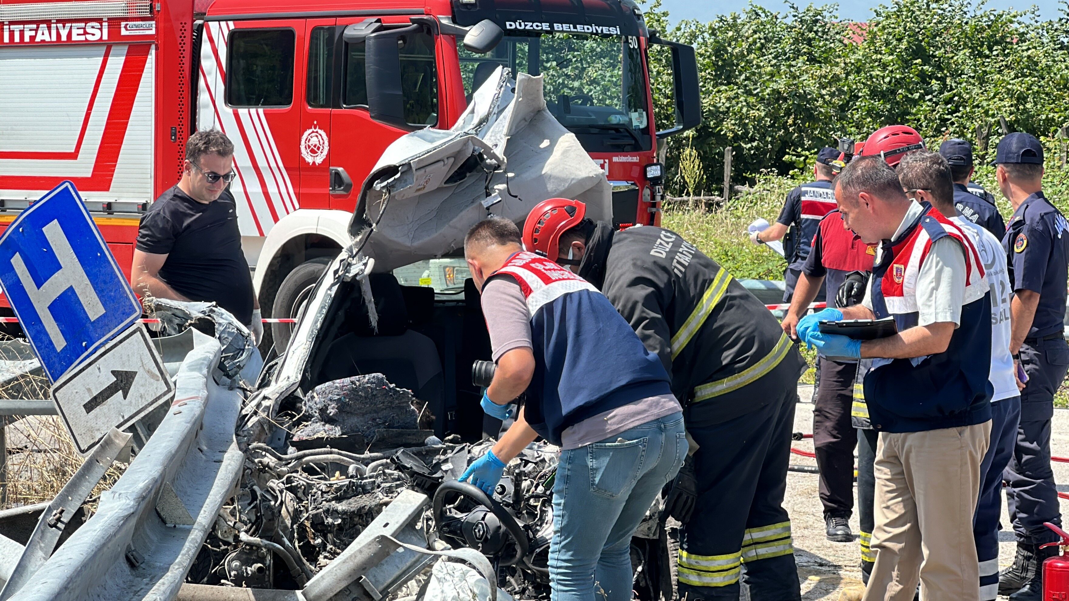 Bariyerlere saplanan otomobil paramparça oldu