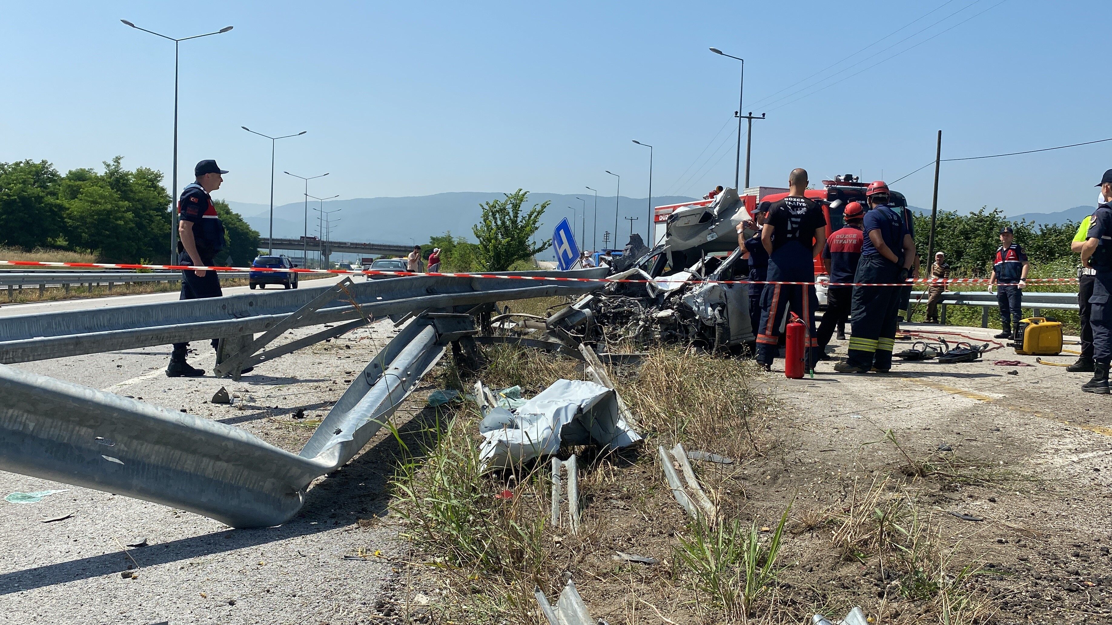 Bariyerlere saplanan otomobil paramparça oldu