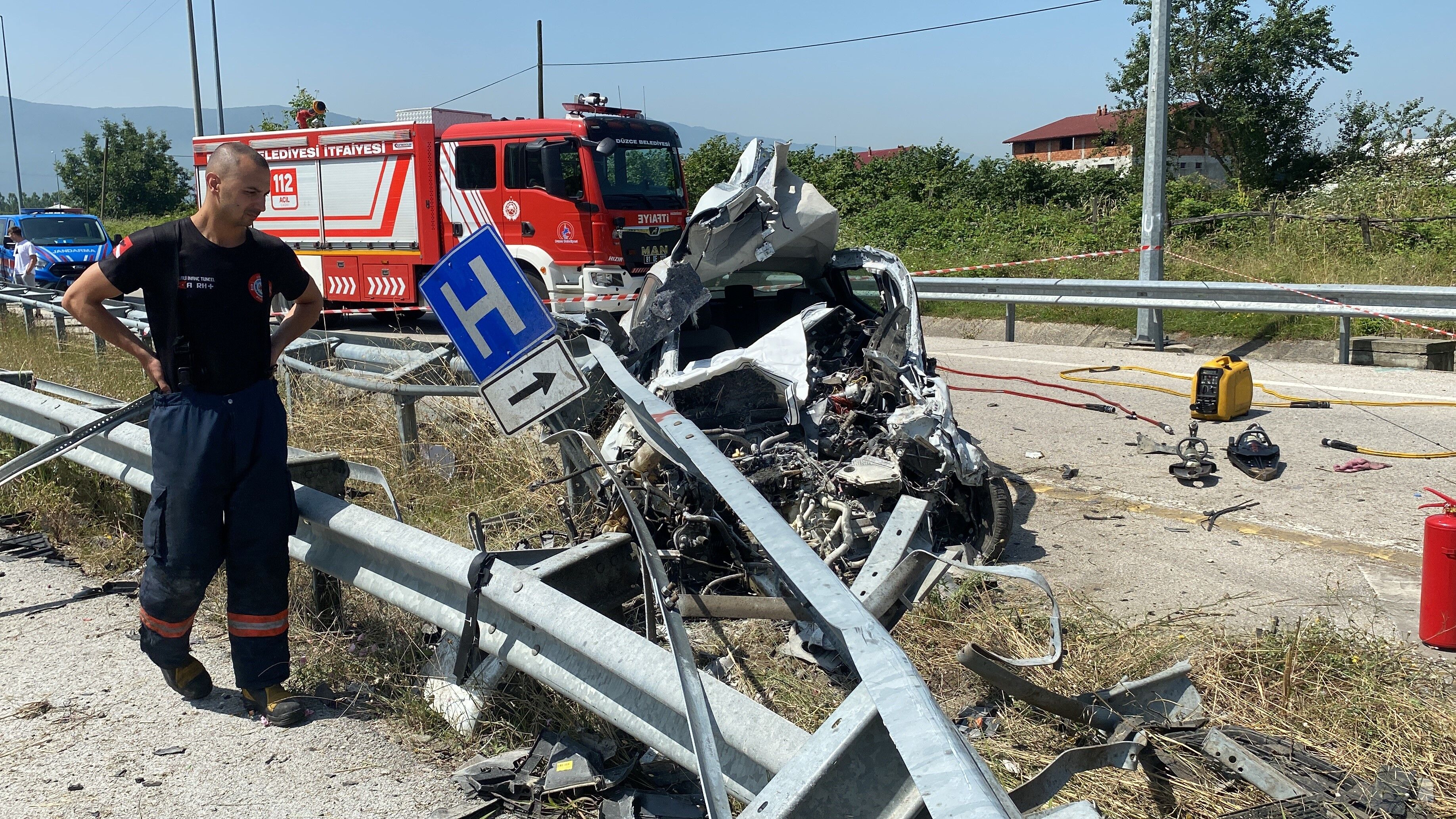 Bariyerlere saplanan otomobil paramparça oldu