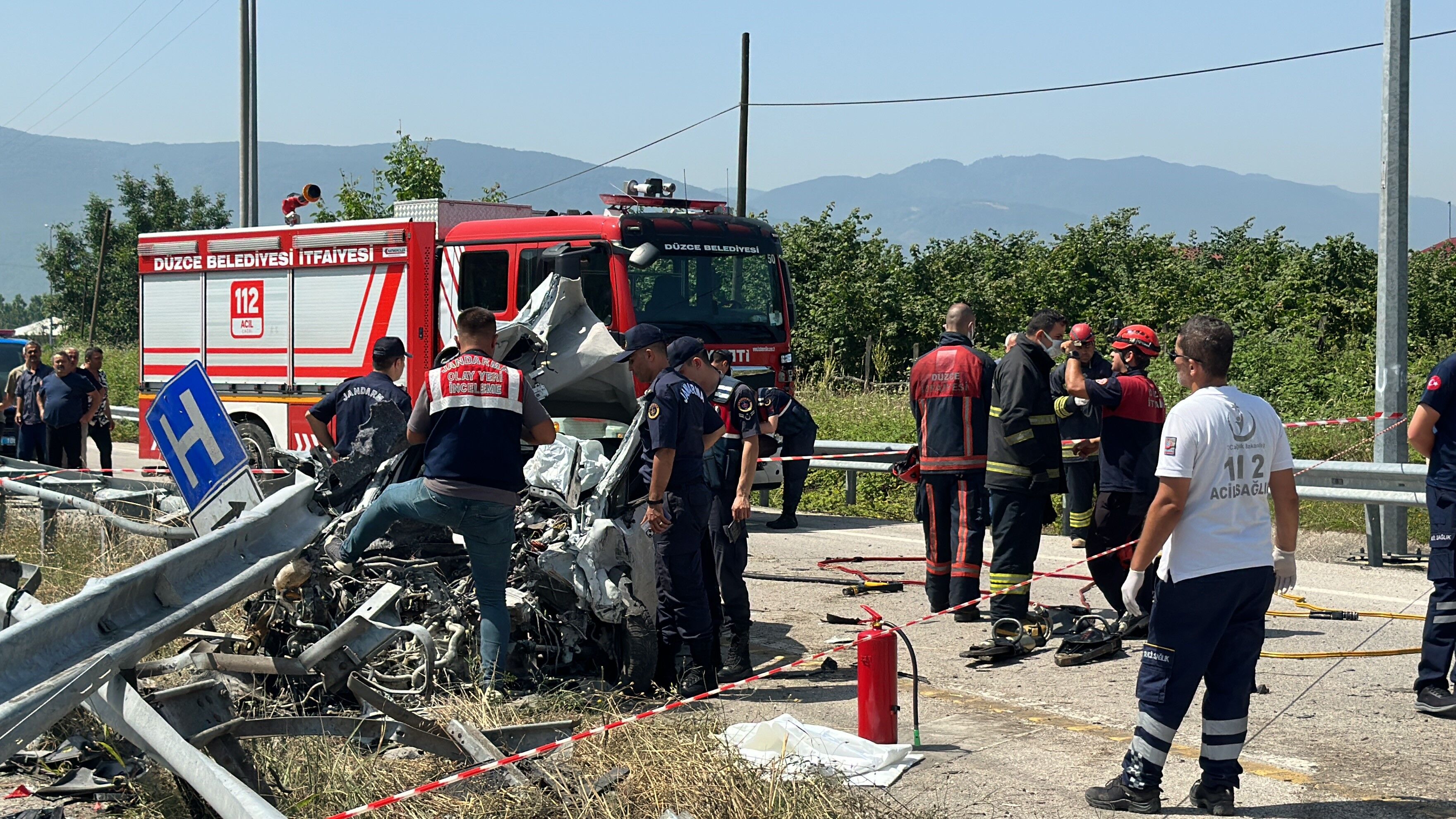 Bariyerlere saplanan otomobil paramparça oldu