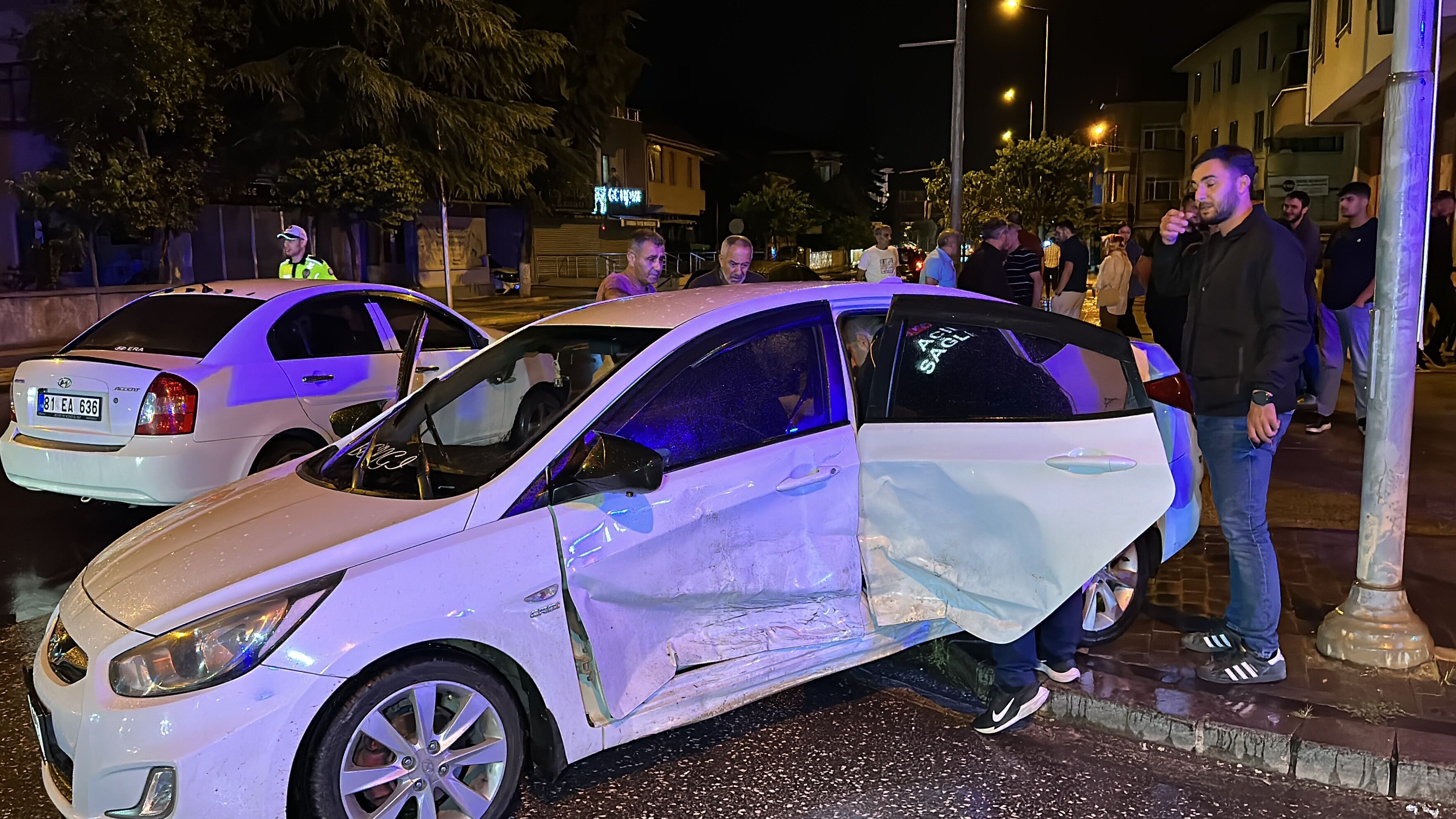 Düzce'de kayganlaşan yolda iki otomobil çarpıştı
