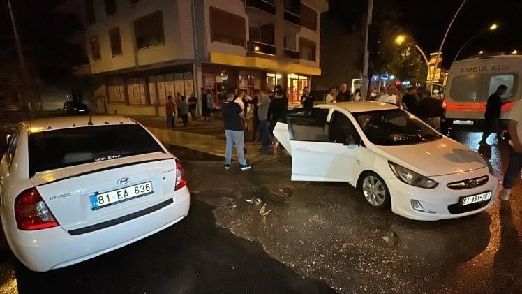 Düzce'de kayganlaşan yolda iki otomobil çarpıştı