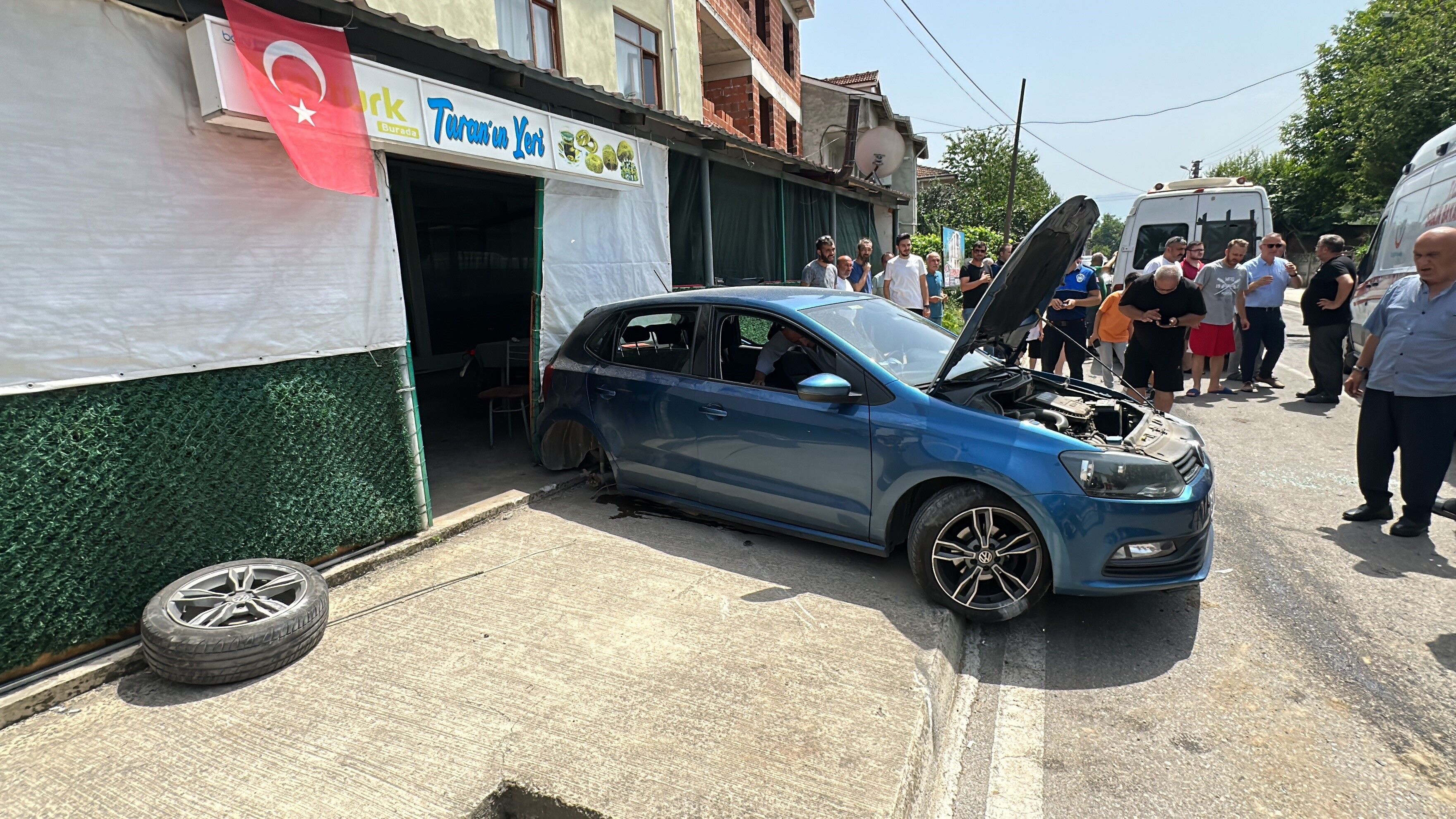 Düzce'de kaza; Minibüs ile otomobil çarpıştı