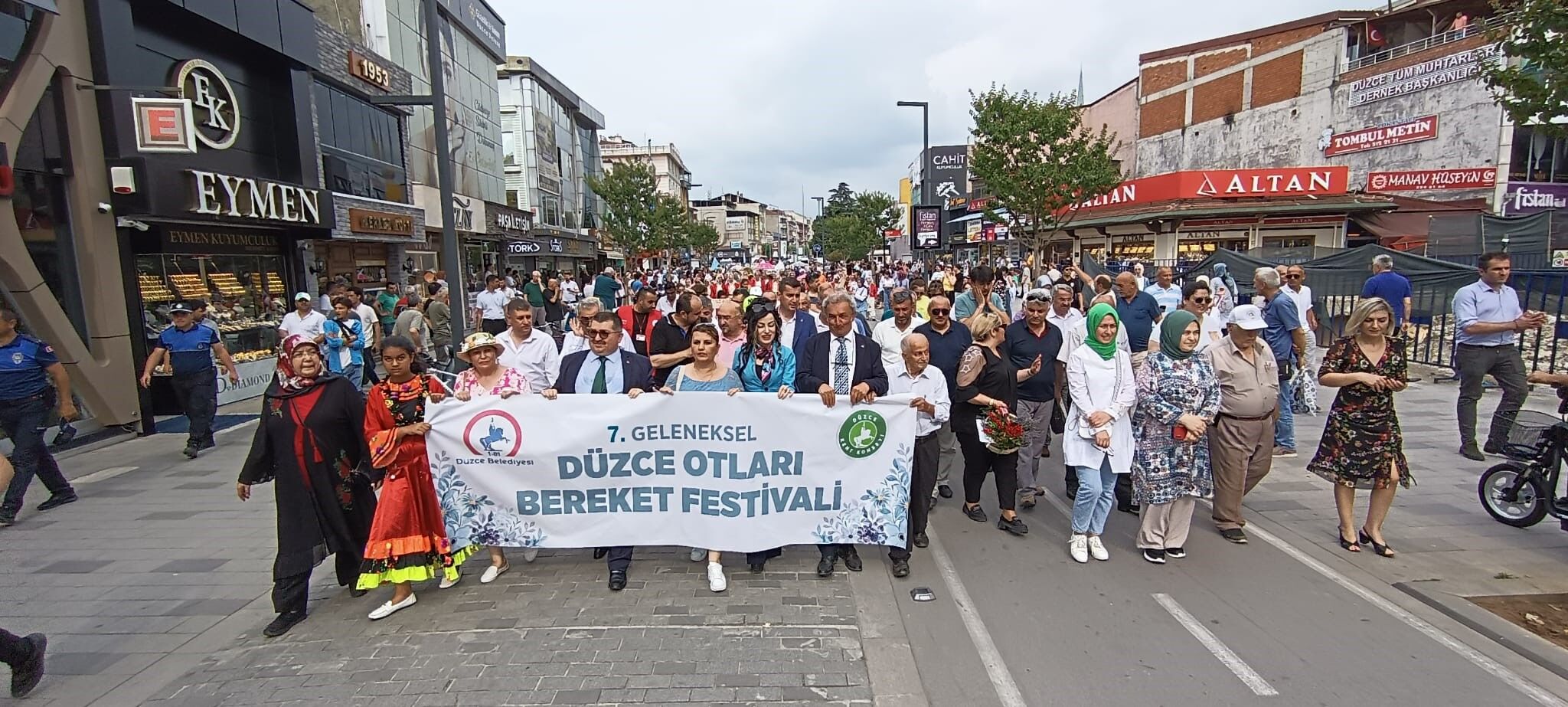 Düzce’de Ot Festivali renkli görüntülerle başladı