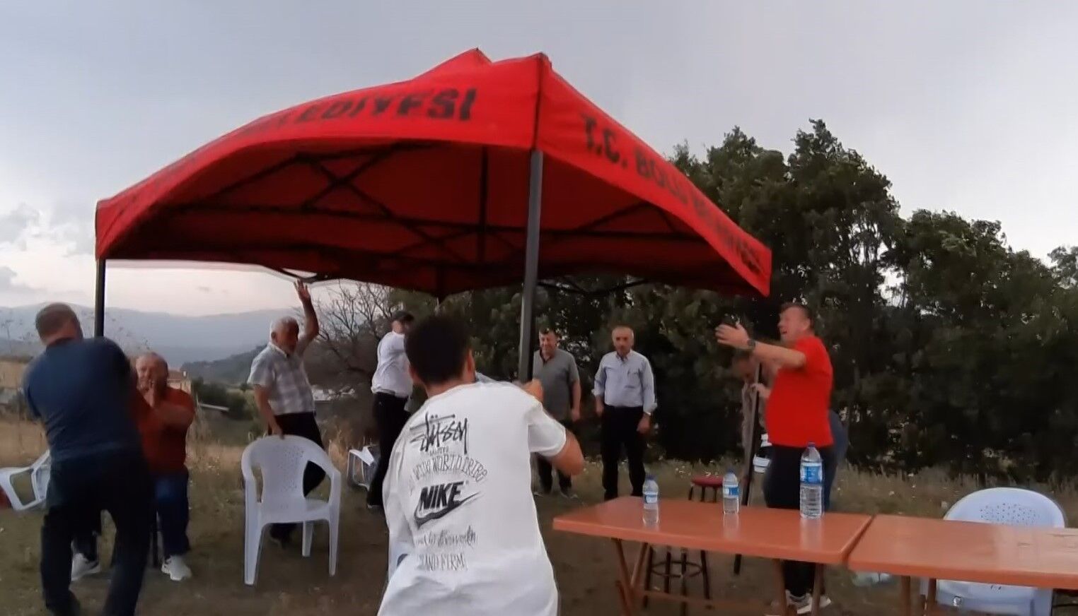 Fırtınaya rağmen güreşmekten vazgeçmedi