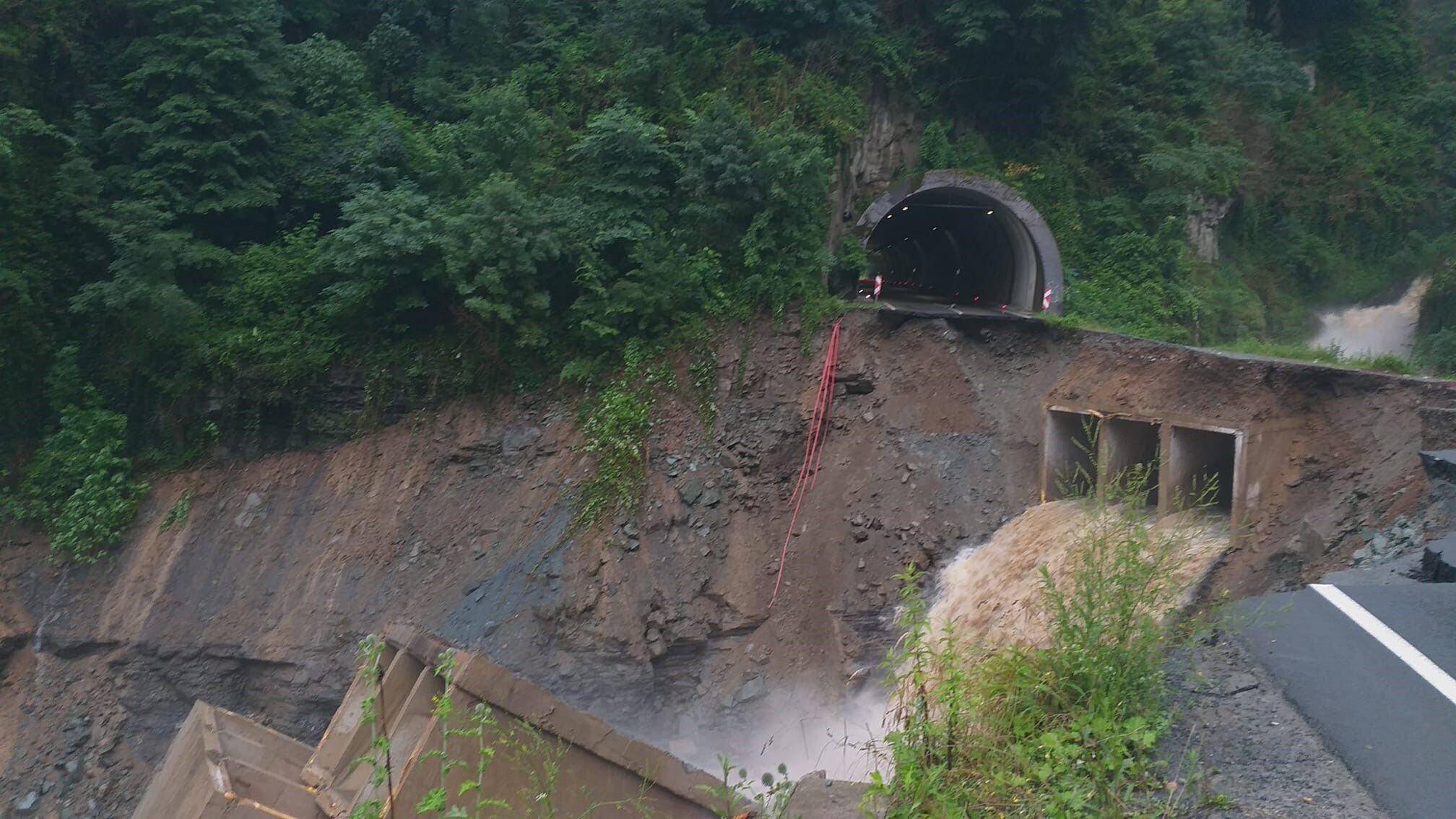 Karadeniz-Akdeniz Yolu'ndaki heyelan kamerada