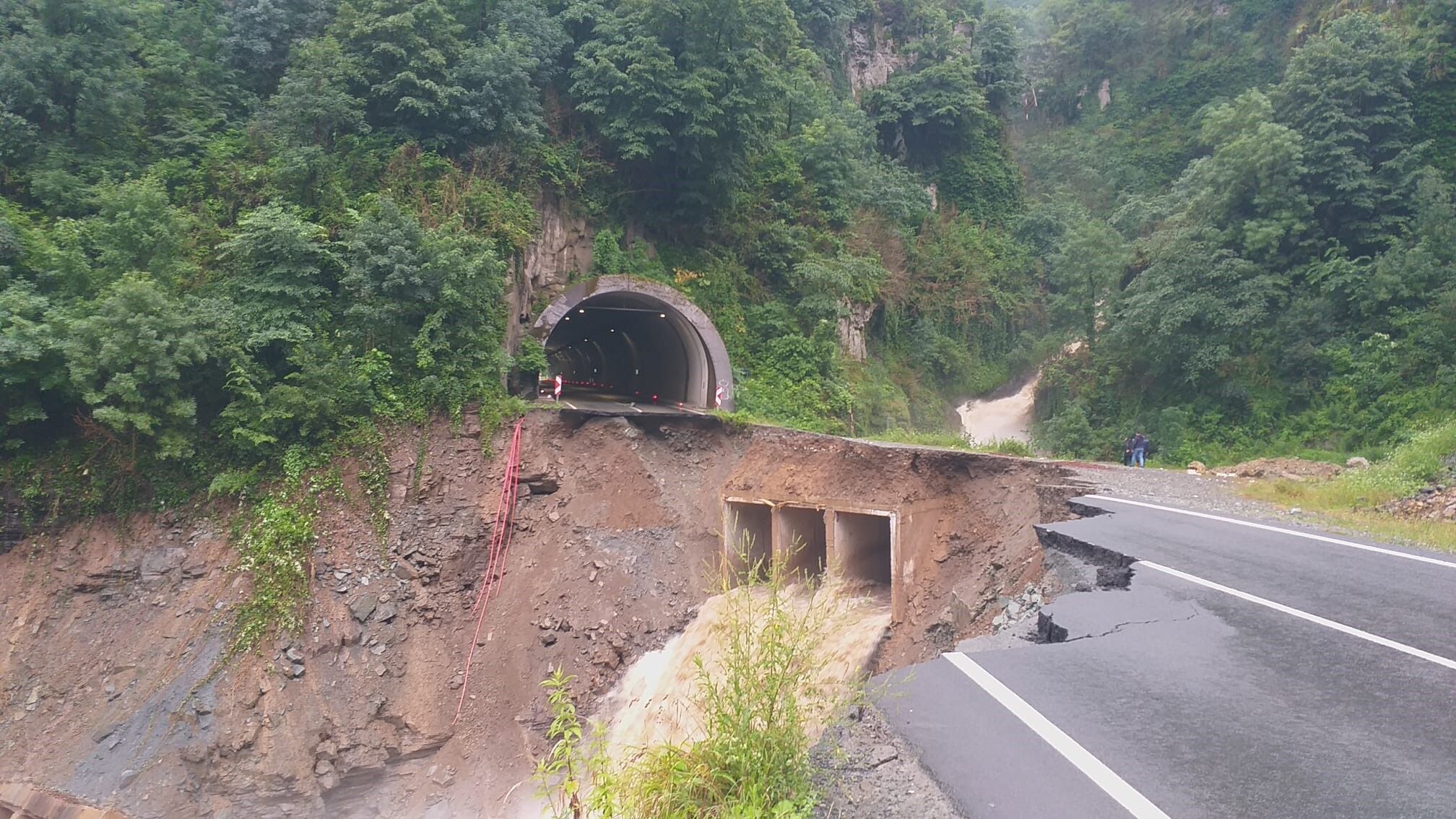 Karadeniz-Akdeniz Yolu'ndaki heyelan kamerada